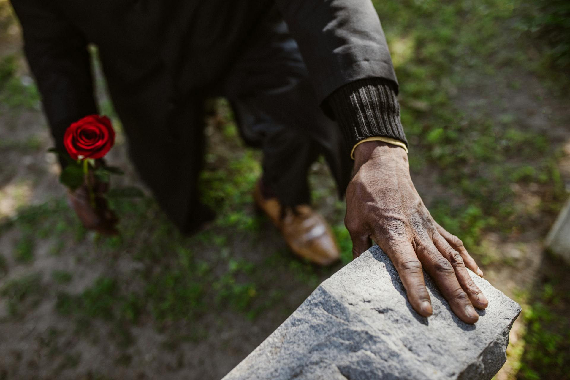 Un hombre junto a una lápida | Fuente: Pexels