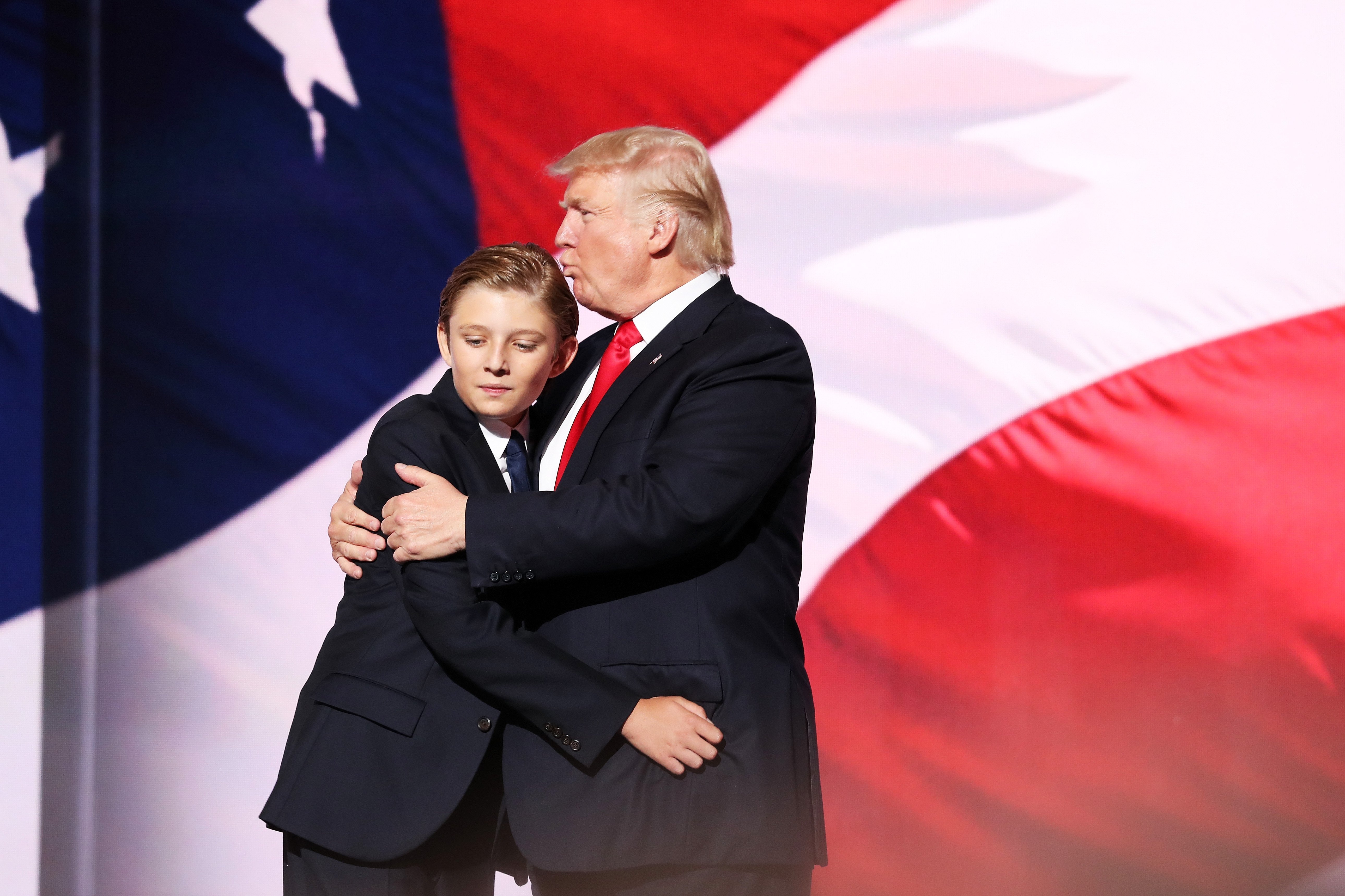 Donald abraza a su hijo Barron Trump después de pronunciar su discurso en el cuarto día de la Convención Nacional Republicana, en Ohio. | Foto: Getty Images