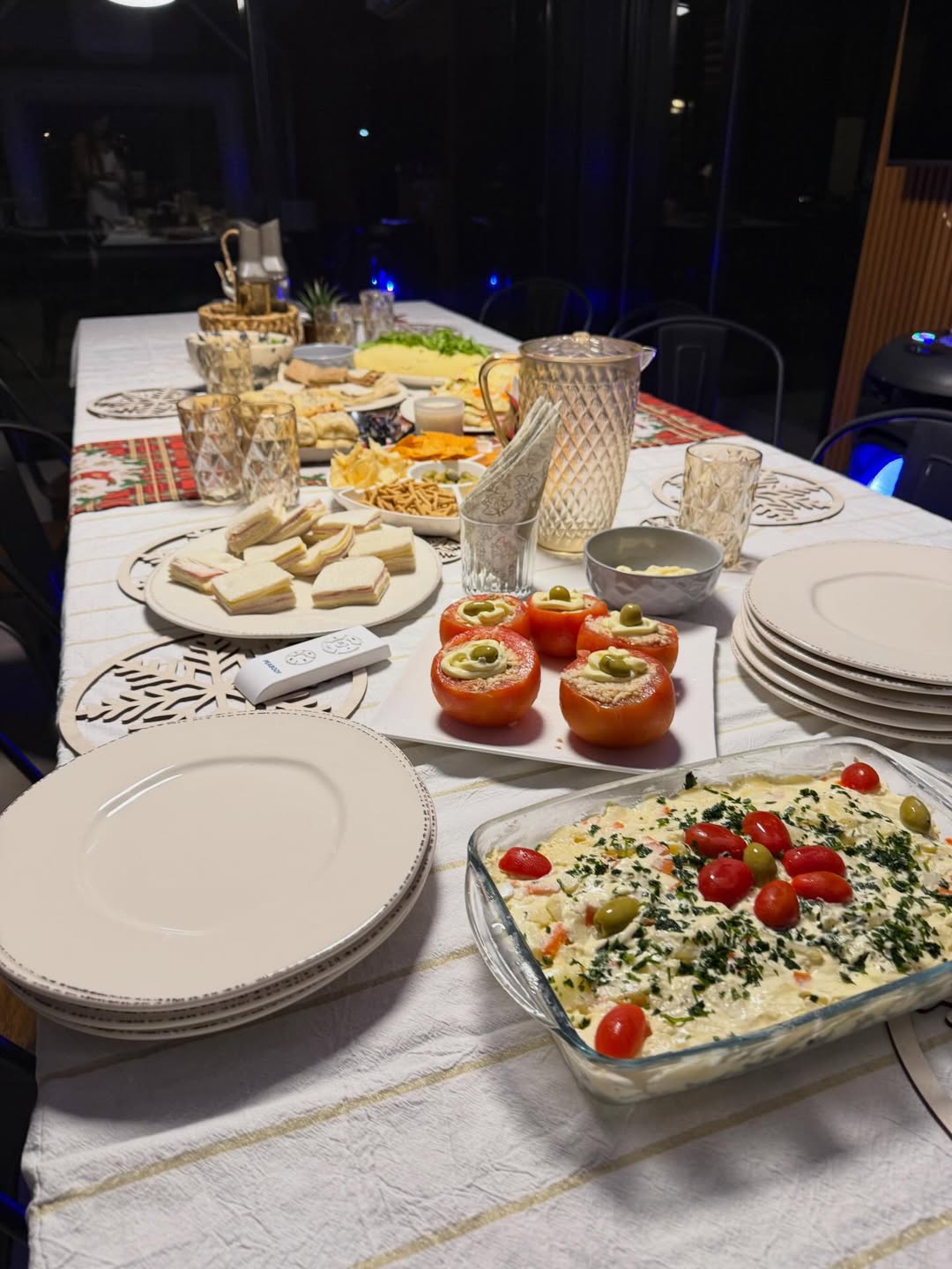 Mesa de banquete en el festejo navideño familiar de Cinthia Fernández y Roberto Castillo | Fuente: Instagram/cinthia_fernandez_
