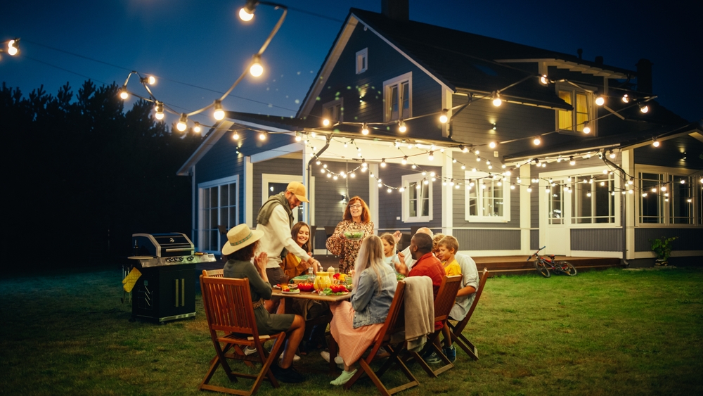 Un retrato de un grupo de personas cenando al aire libre | Fuente: Shutterstock
