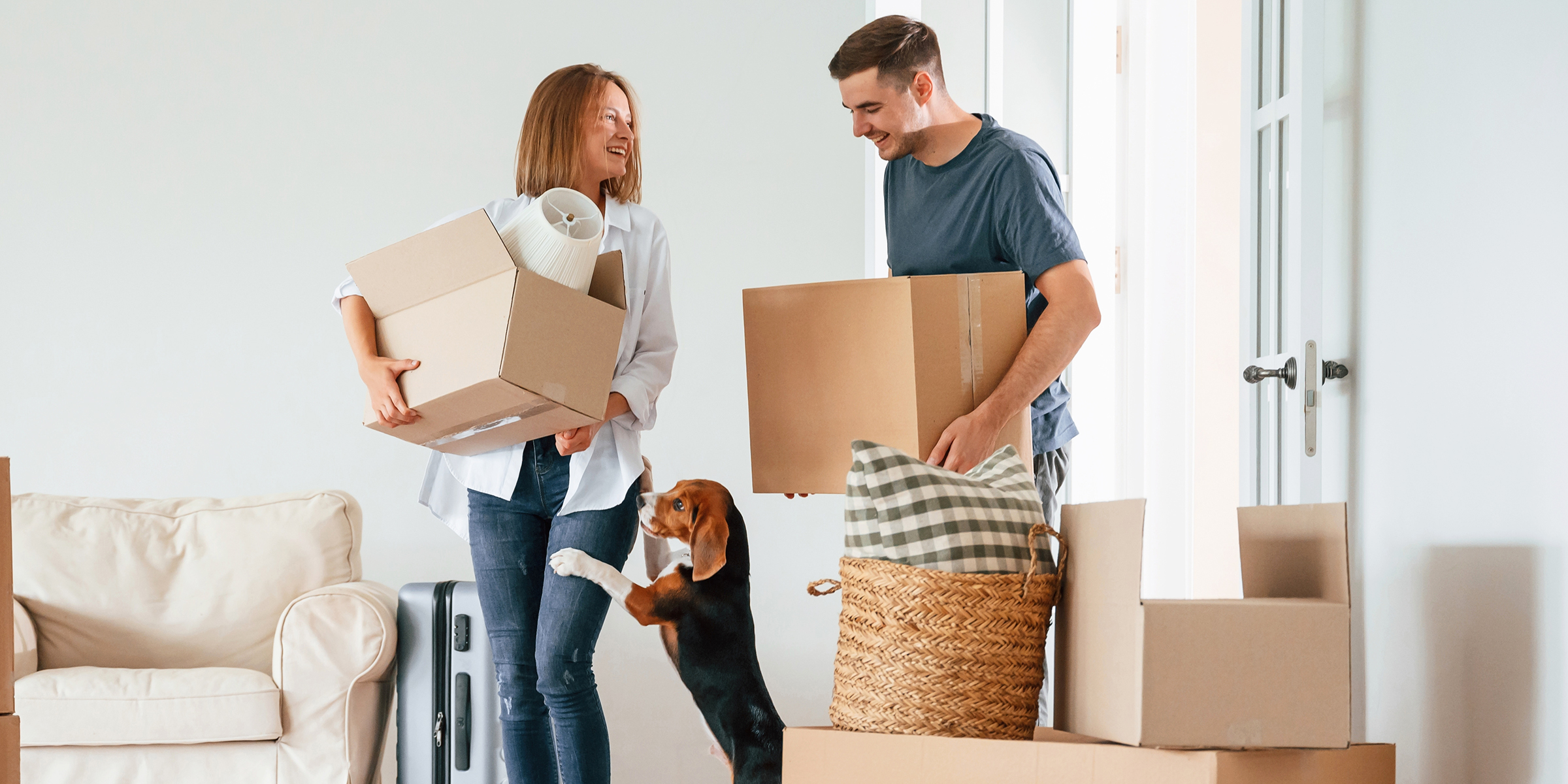 Una pareja se muda a un apartamento | Fuente: Shutterstock