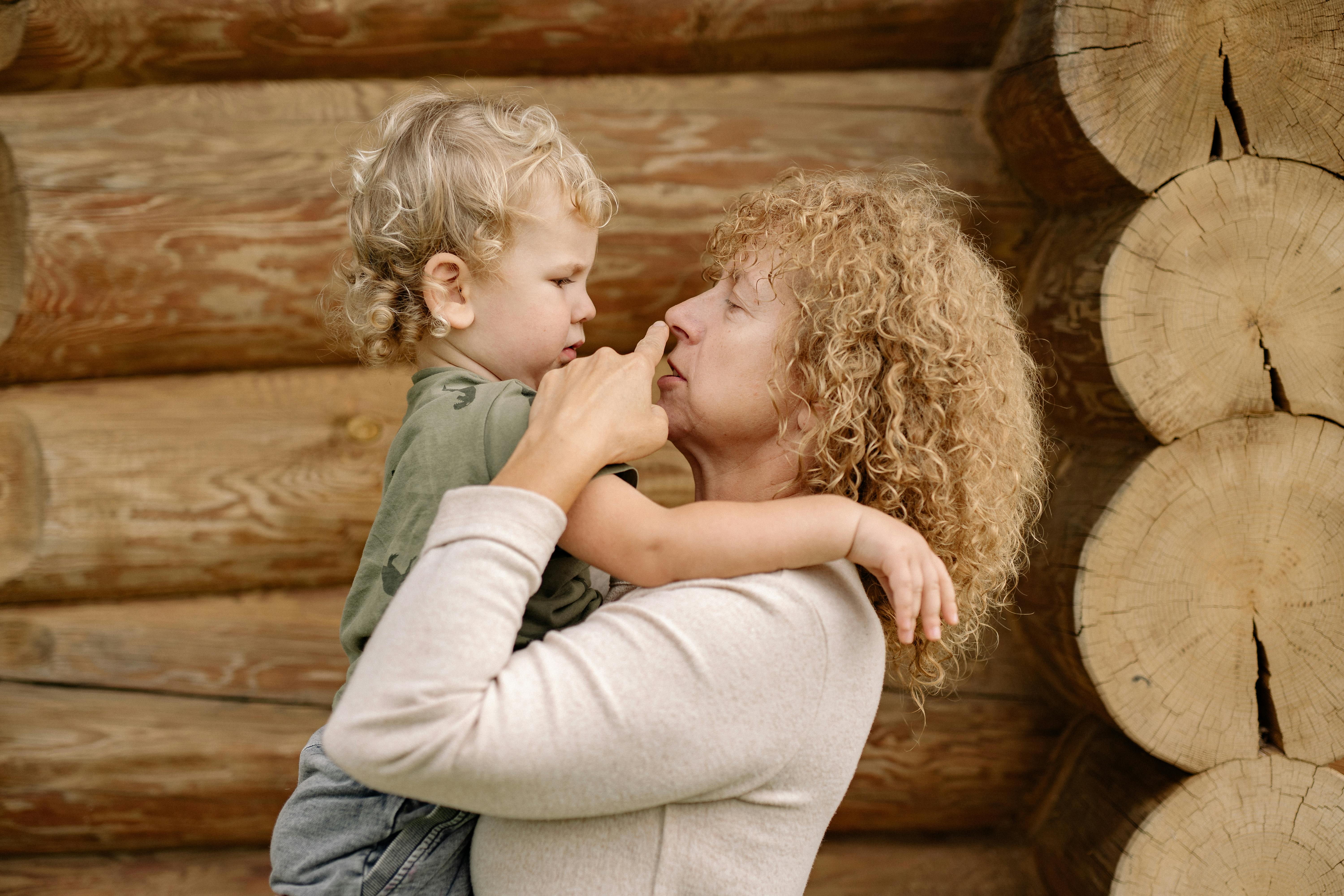 Una abuela llevando a un niño | Fuente: Pexels