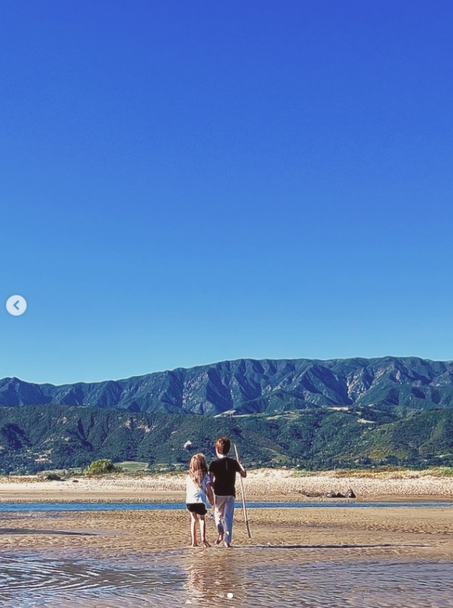 En la foto se ve al príncipe Archie y a la princesa Lilibet paseando juntos junto al agua, una imagen de los dos hermanos que deja claro por qué sus padres han sido tan celosos de su privacidad. | Fuente: Instagram/meghan