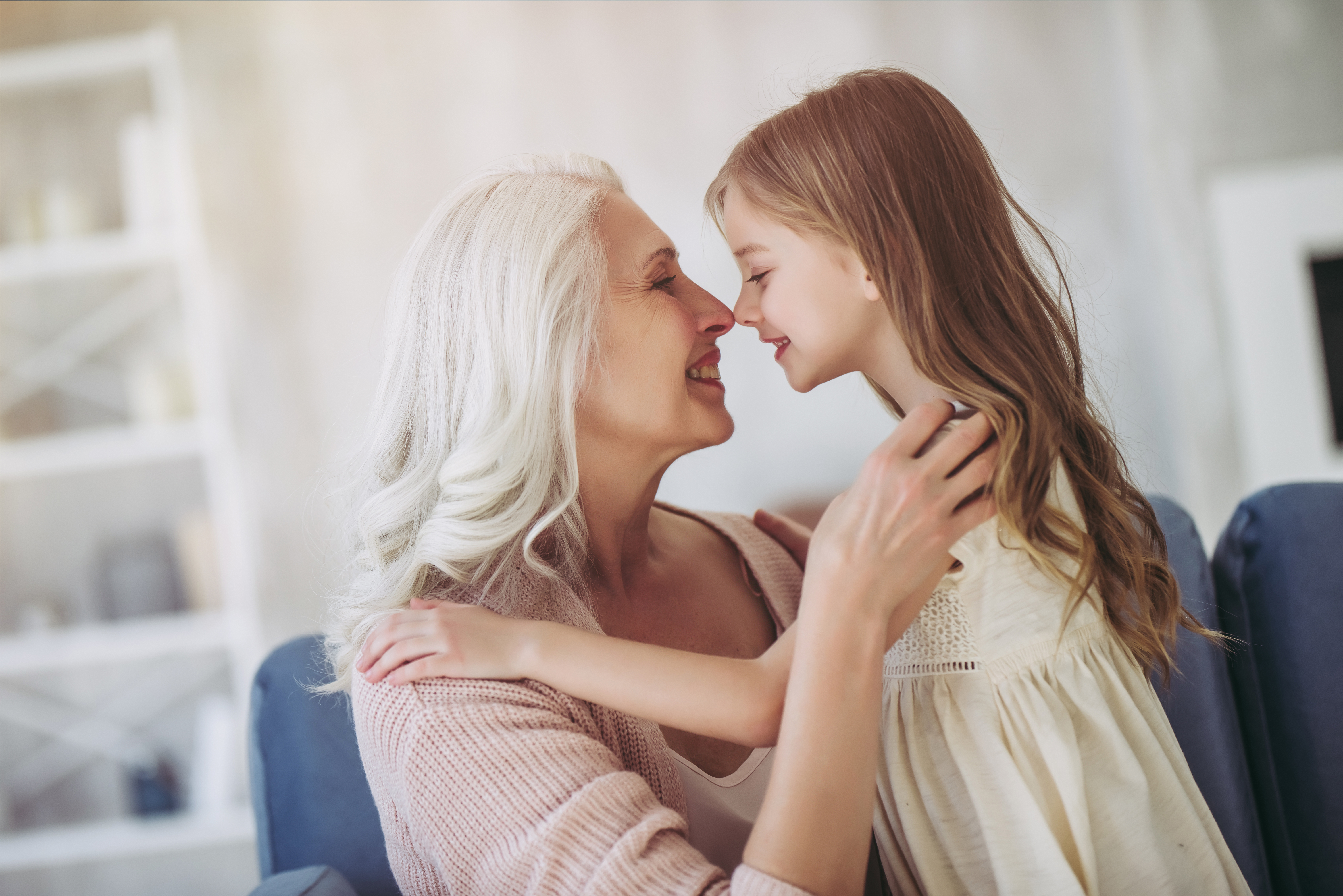 Una abuela pasando tiempo con su nieta pequeña | Fuente: Shutterstock