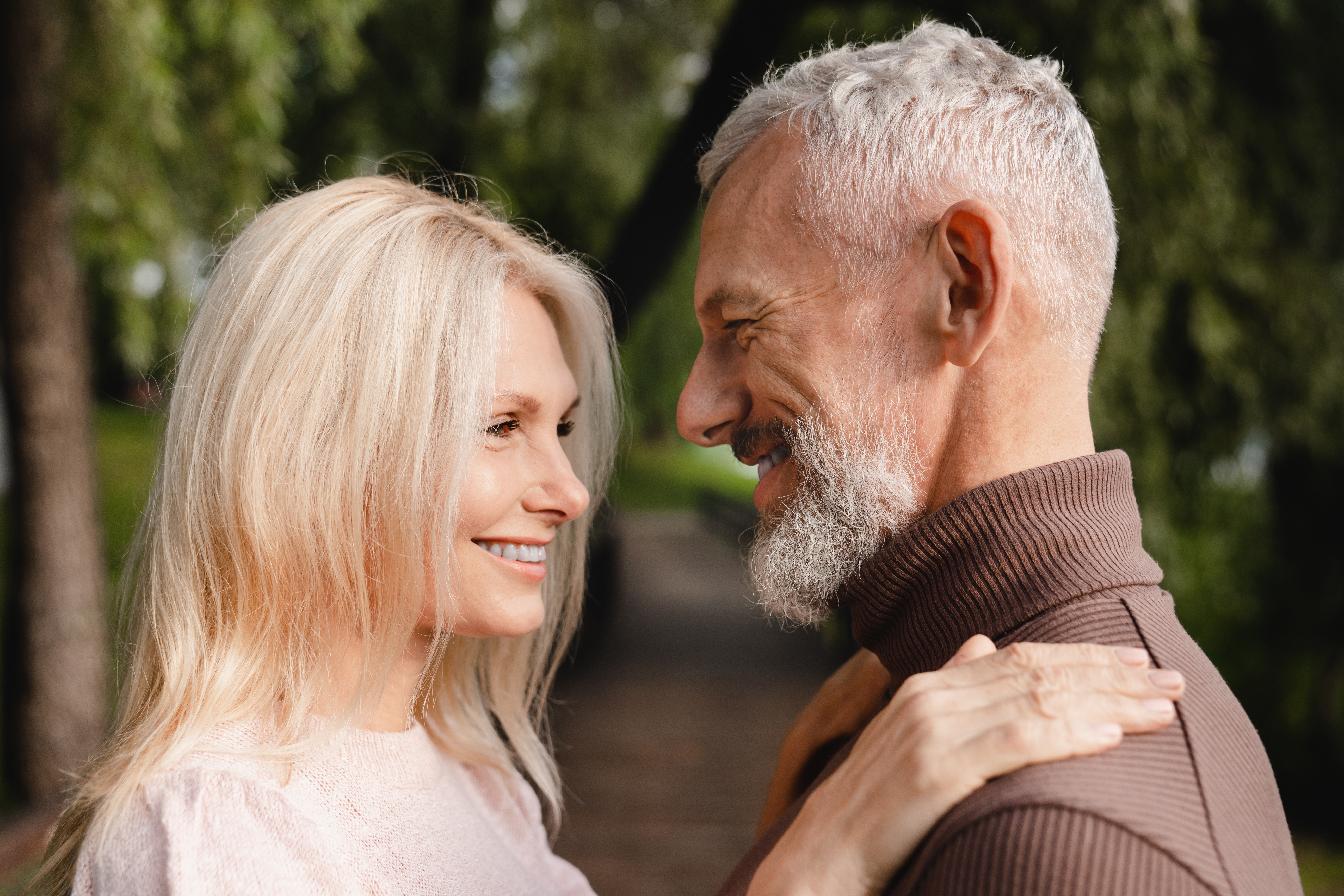 Una pareja de mediana edad mirándose con amor | Foto: Shutterstock