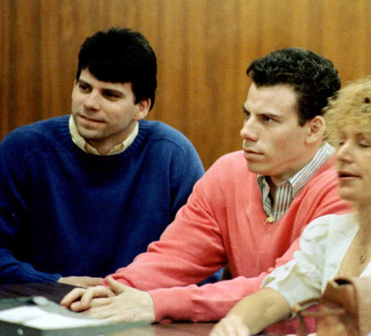 Lyle y Erik Menendez durante una comparecencia ante el tribunal el 20 de marzo de 1996, en Los Ángeles, California | Fuente: Getty Images