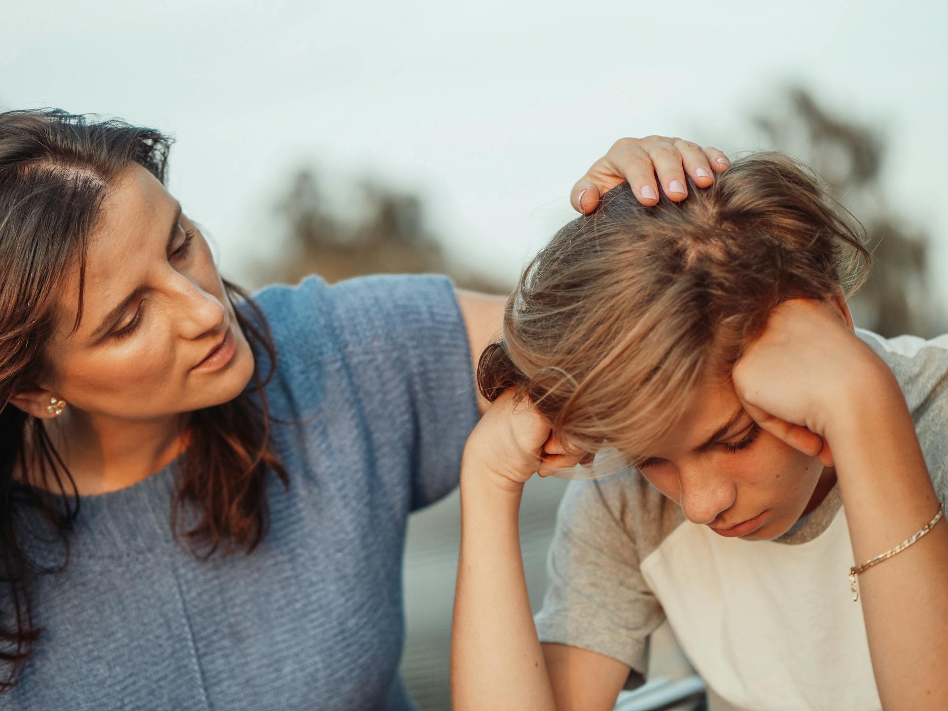 Madre consolando a su hijo adolescente | Fuente: Pexels