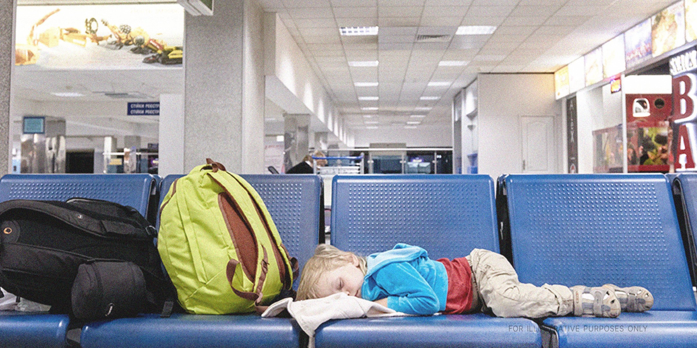 Niño durmiendo en los asientos de un aeropuerto | Fuente: Shutterstock