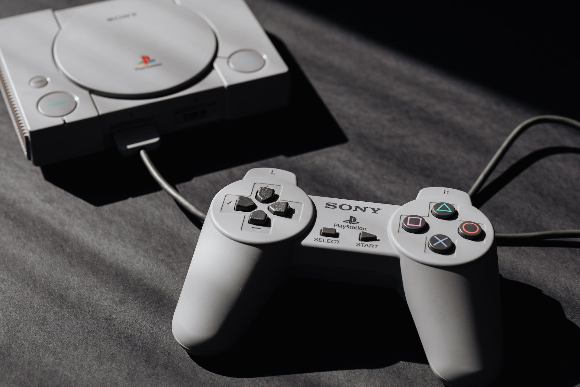 Una PlayStation y su mando | Fuente: Pexels