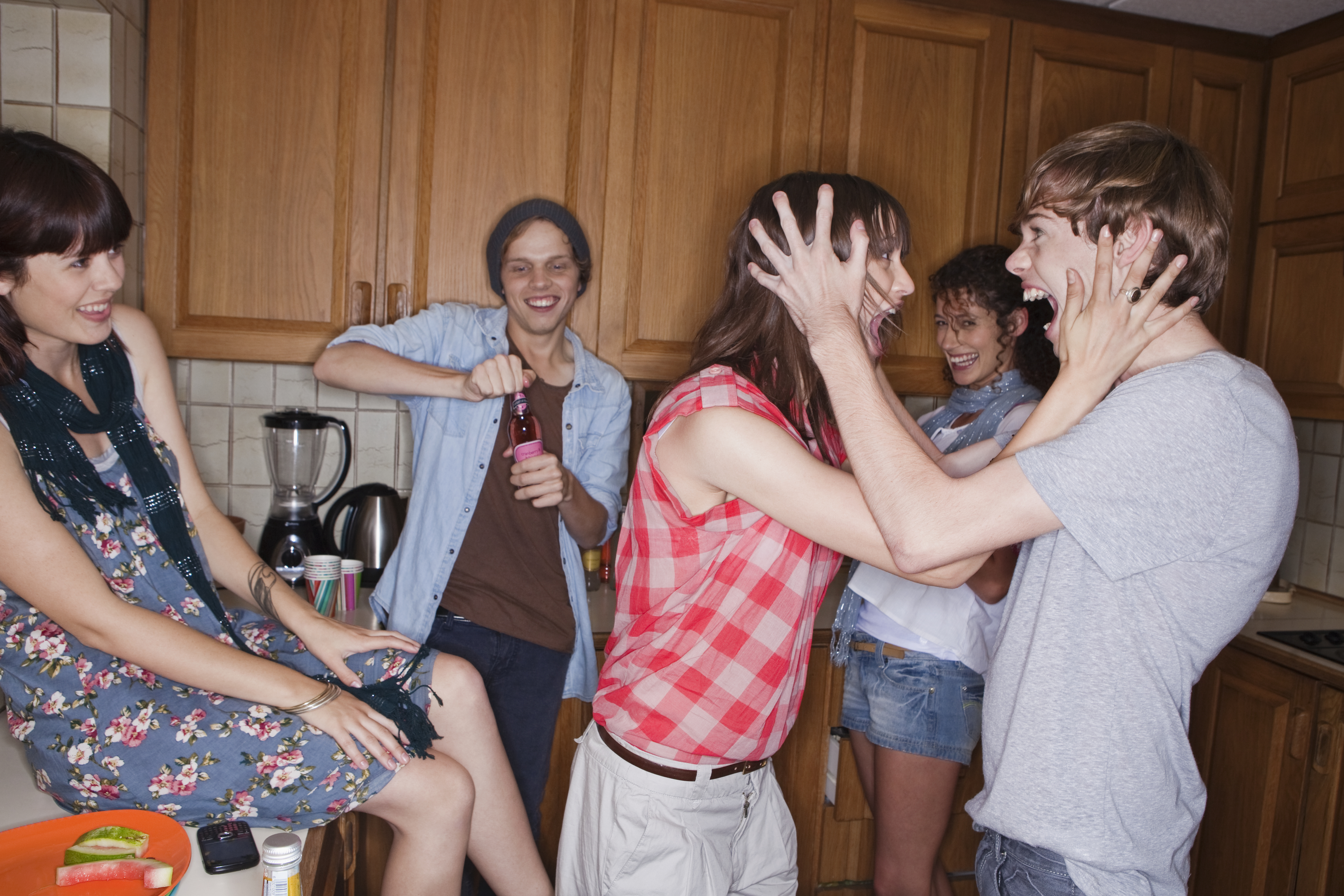 Adolescentes gritando en la cocina | Fuente: Getty Images