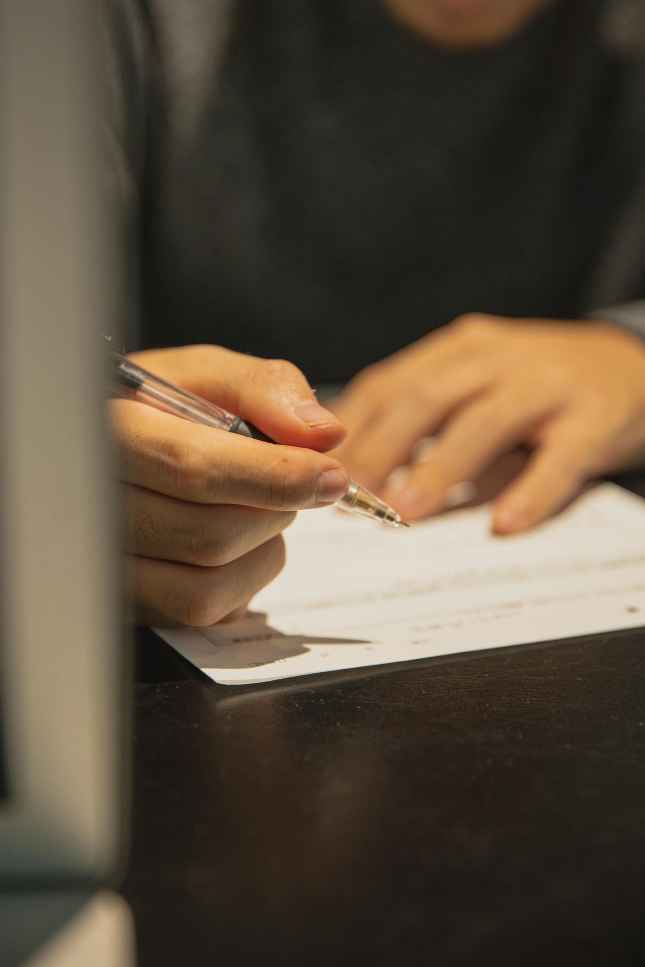 Un hombre a punto de firmar un papel | Fuente: Pexels