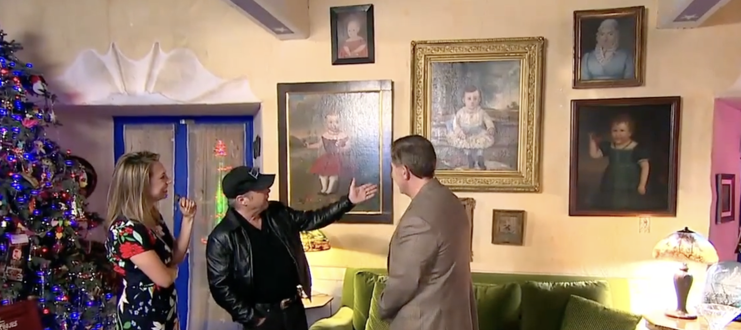 La peculiar colección de Fisher incluía retratos antiguos de niños con expresiones muy características, lo que reflejaba su gusto poco convencional por el arte. | Fuente: YouTube/Good Morning America.