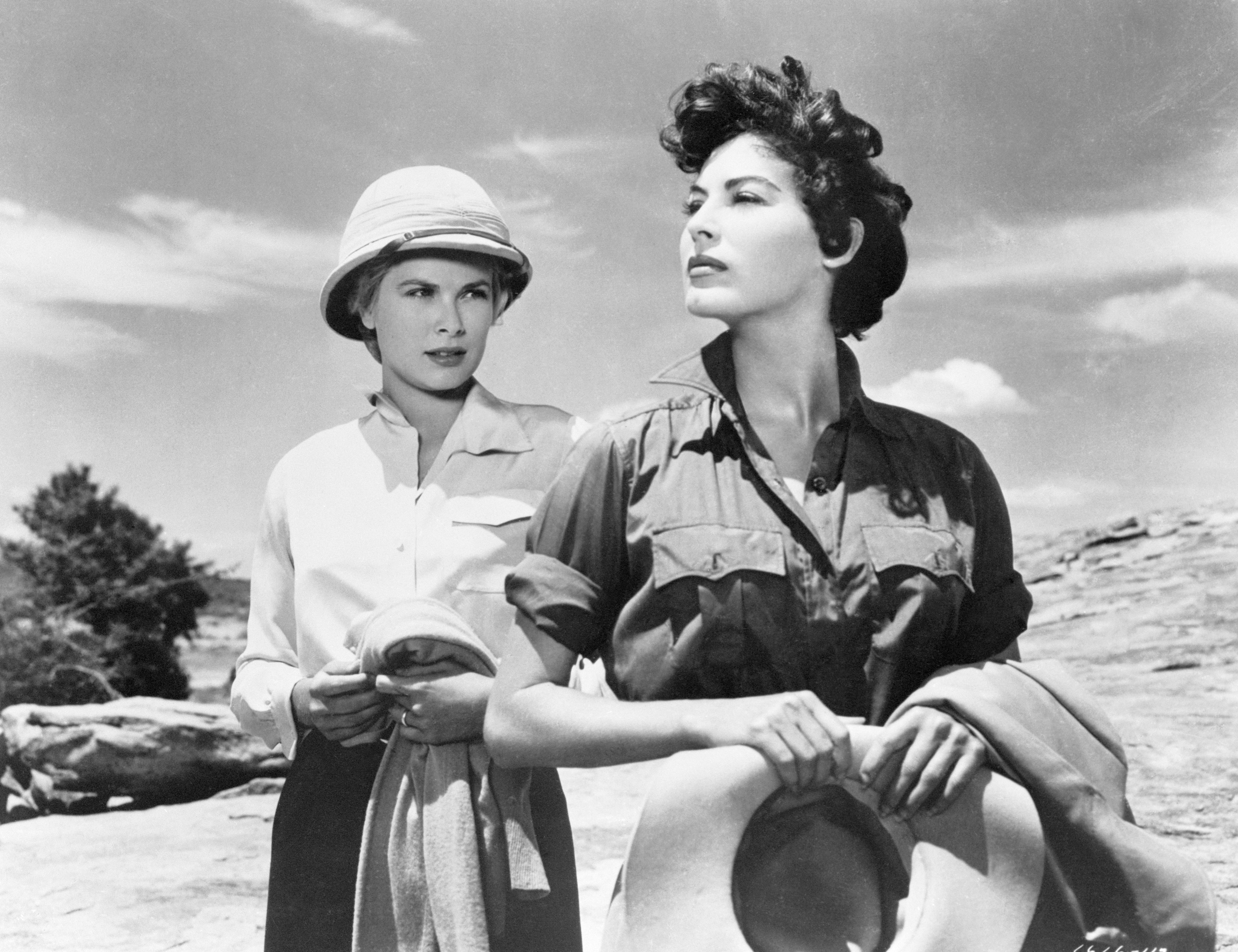 Grace Kelly y Ava Gardner en una escena de la película de 1953, Mogambo. | Foto: Getty Images