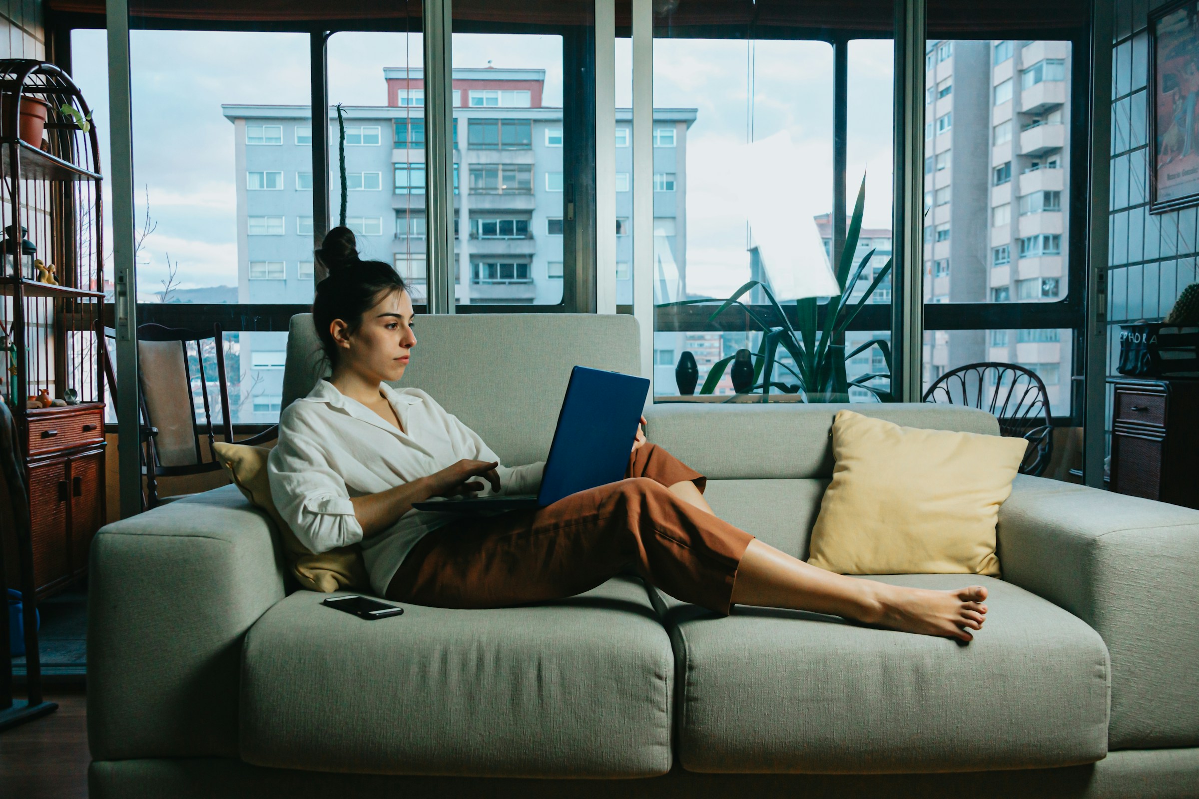 Una mujer tumbada en un sofá | Fuente: Unsplash