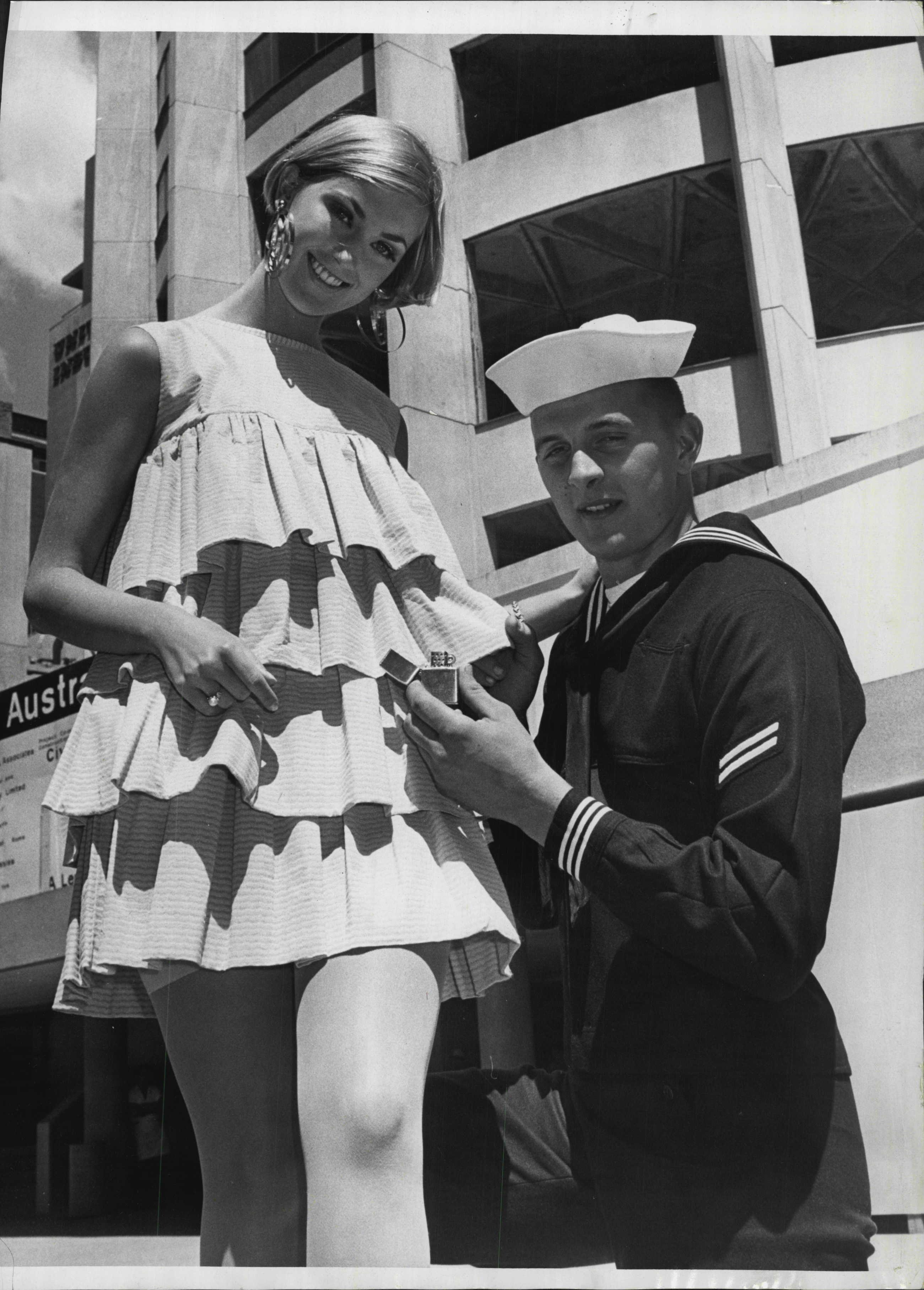 Modelo Michele Wheeler luce vestido de papel junto al guardacostas Ronald Klegan en Nueva York, EEUU, en 1966. | Foto: Getty Images