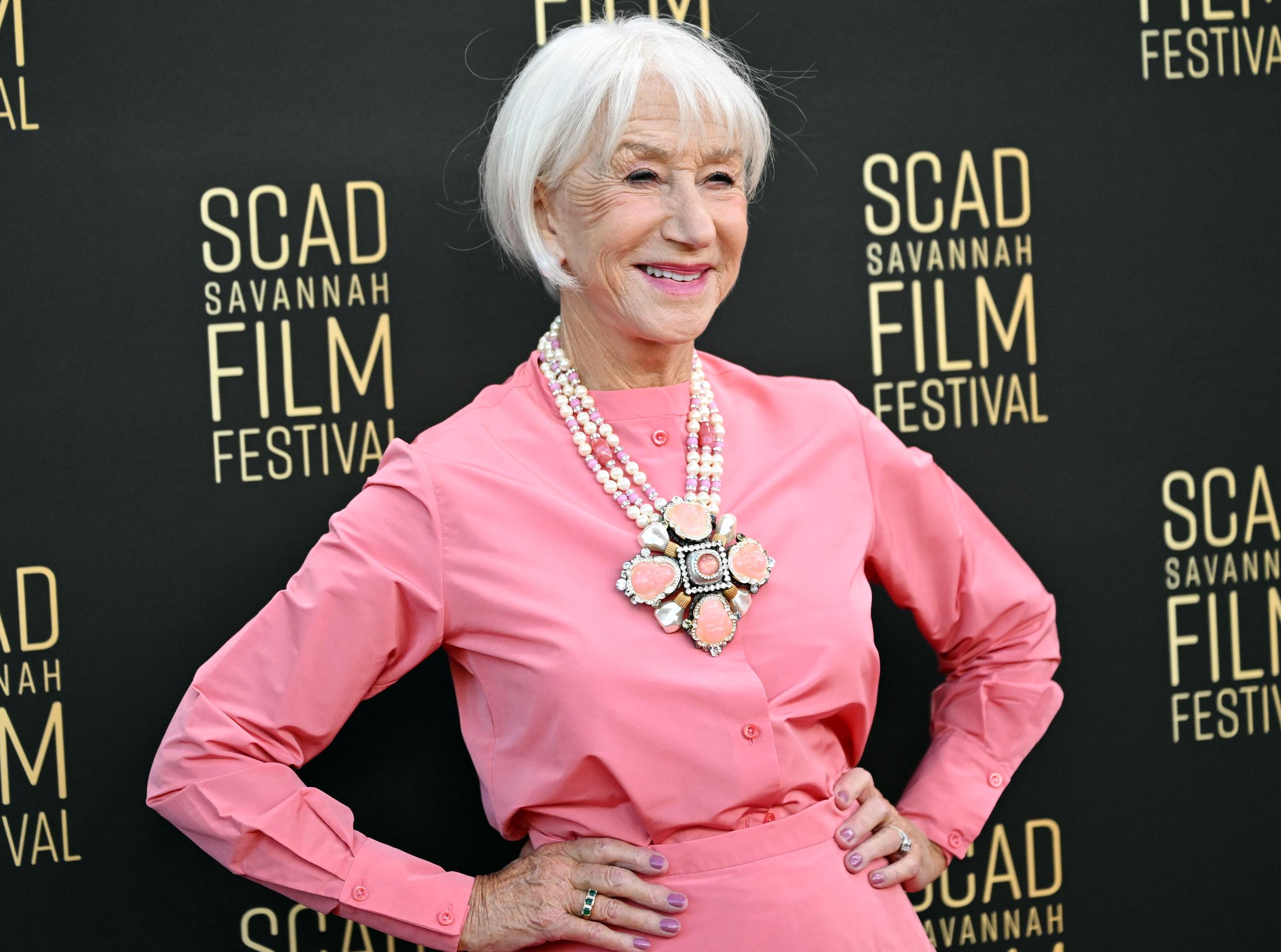 El corte bob blanco brillante de Helen Mirren acapara todas las miradas mientras sonríe vestida de rosa en el Festival de Cine de Savannah de la SCAD de 2026. La actriz ya le había contado a la revista People que había dejado de teñirse el pelo, en parte porque no quería pasar horas en la peluquería. | Fuente: Getty Images