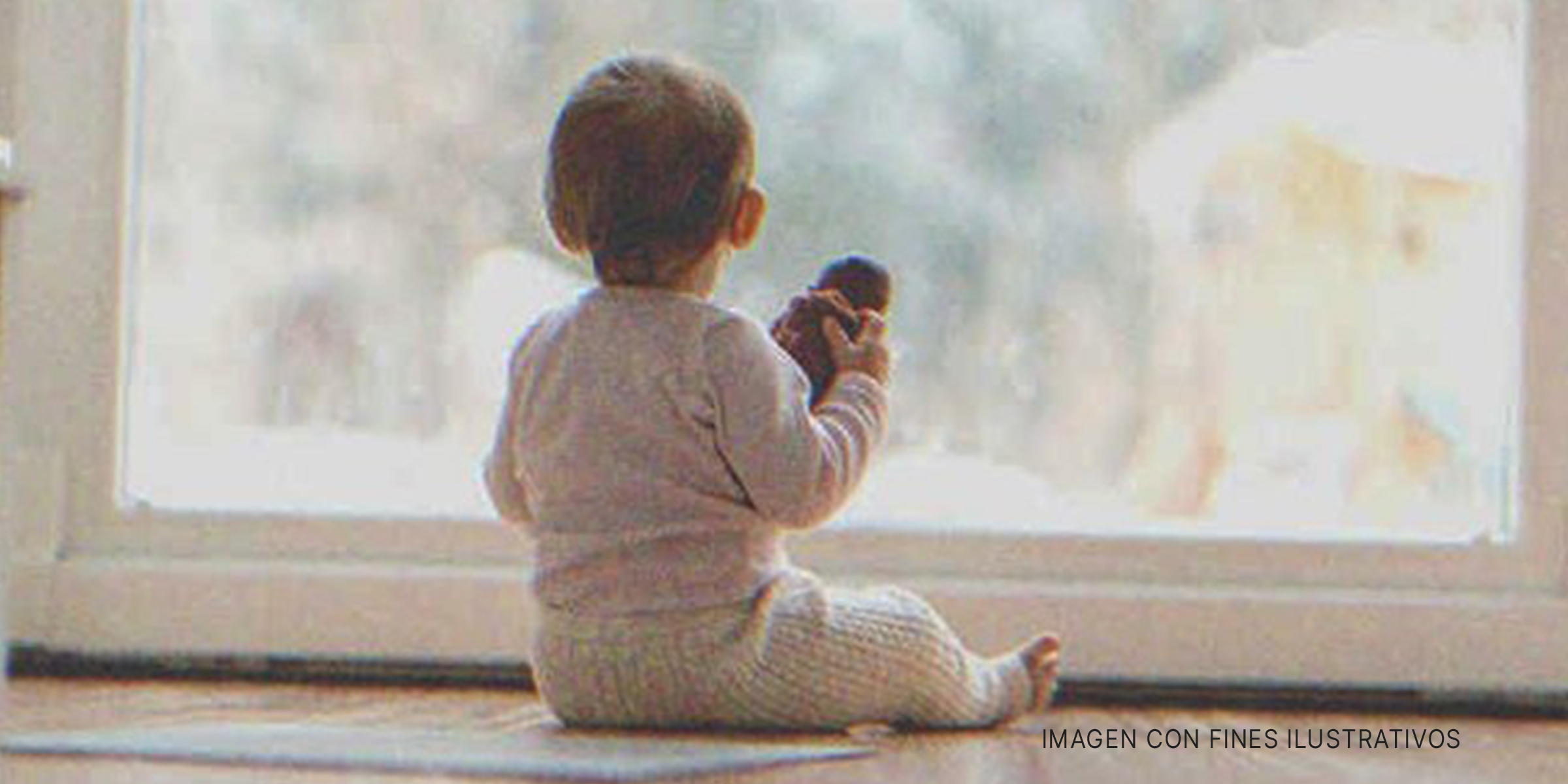 Bebé mirando por una ventana. | Foto: Shutterstock