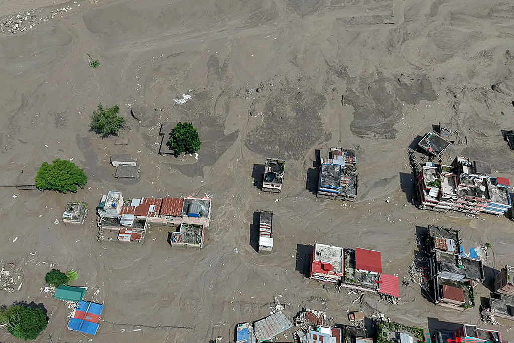 Varias casas quedaron parcialmente sumergidas en agua turbia a lo largo de la ribera de un río tras las inundaciones repentinas en Trishuli Bazar, en el distrito de Nuwakot, Nepal, el 26 de agosto de 2026. | Fuente: Getty Images