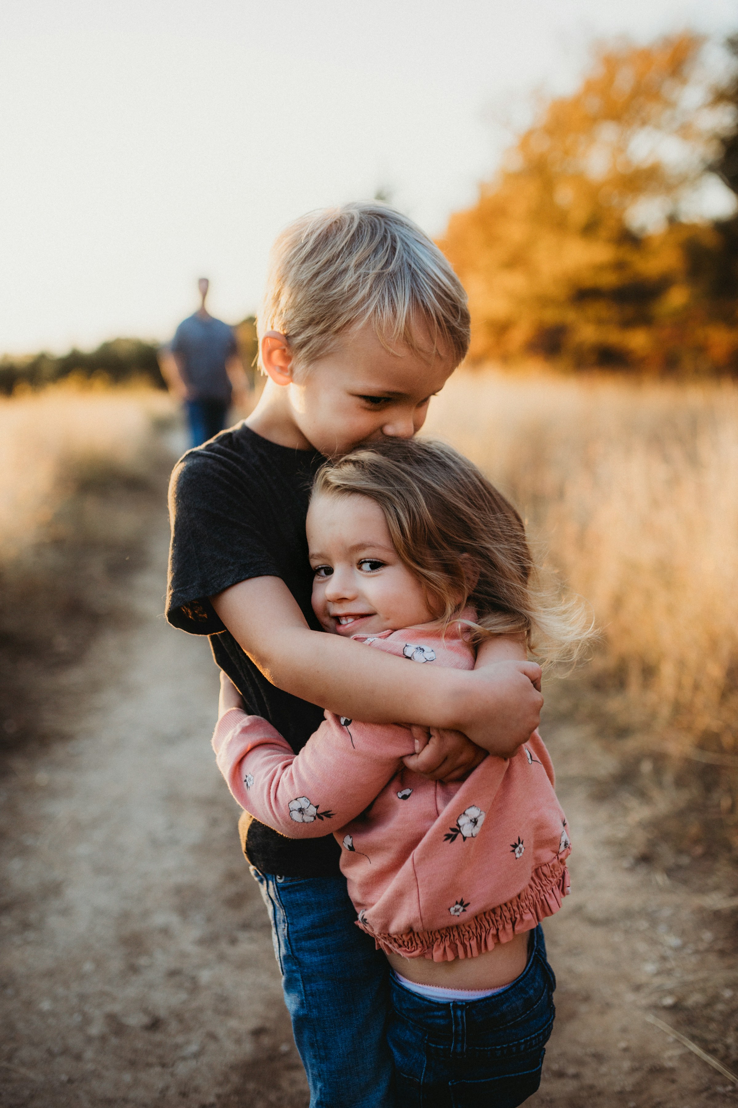Un hermano mayor abrazando a su hermana pequeña | Fuente: Unsplash