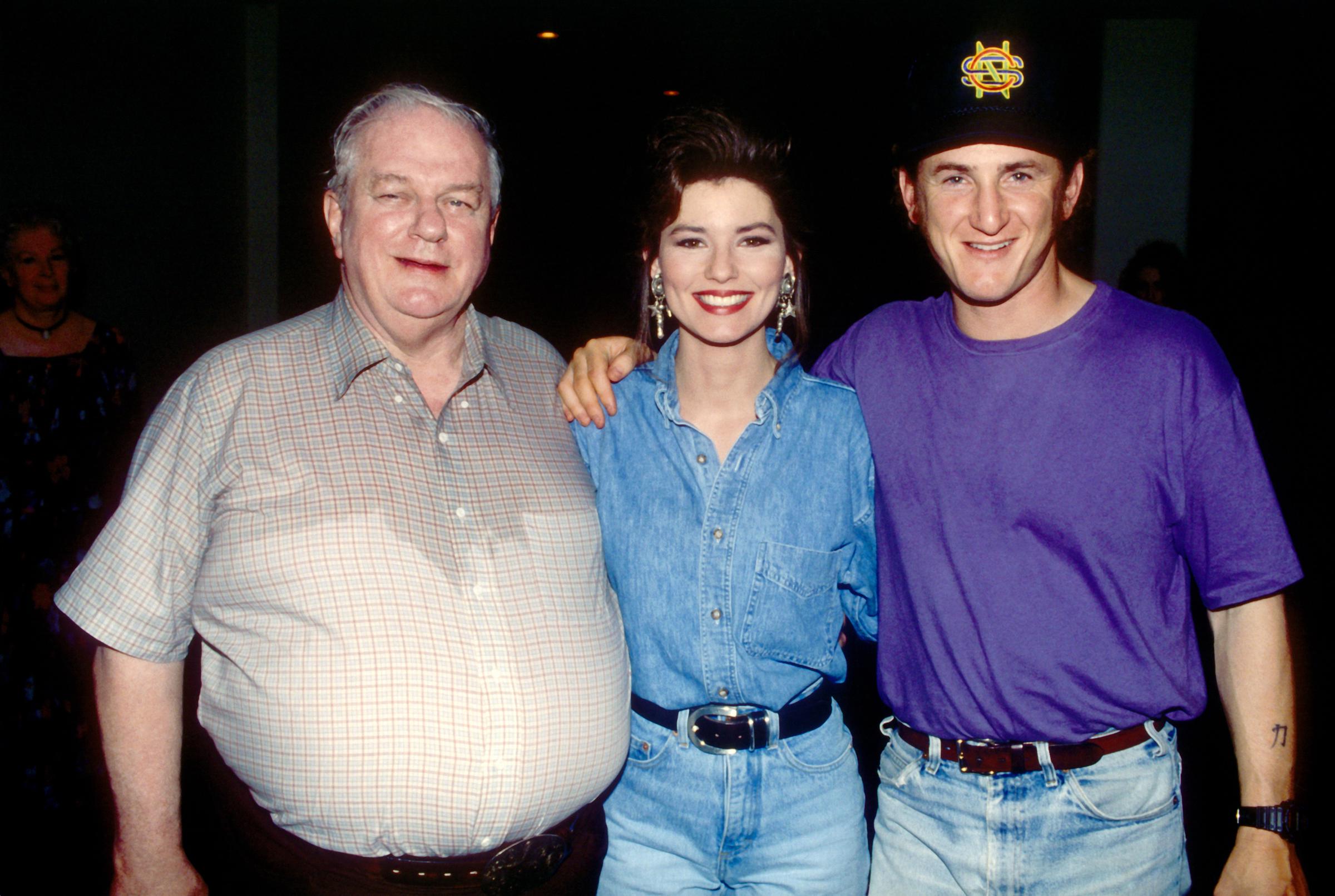 Charles Durning, Shania Twain y Sean Penn en el plató del vídeo musical de Twain "Dance with the One That Brought You", hacia mayo de 1993, en Los Ángeles, California. | Fuente: Getty Images