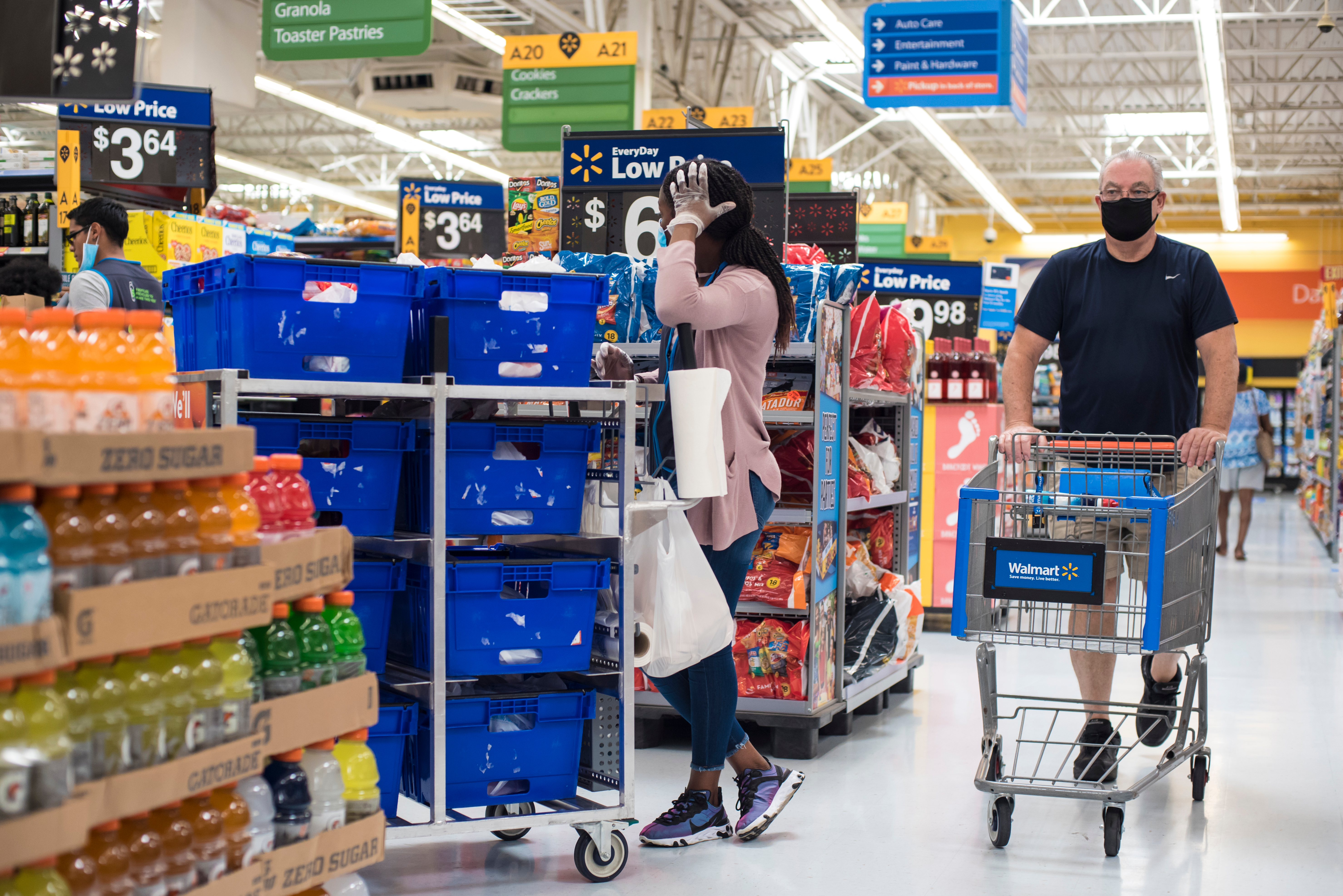Gente comprando en Walmart | Foto: Shutterstock