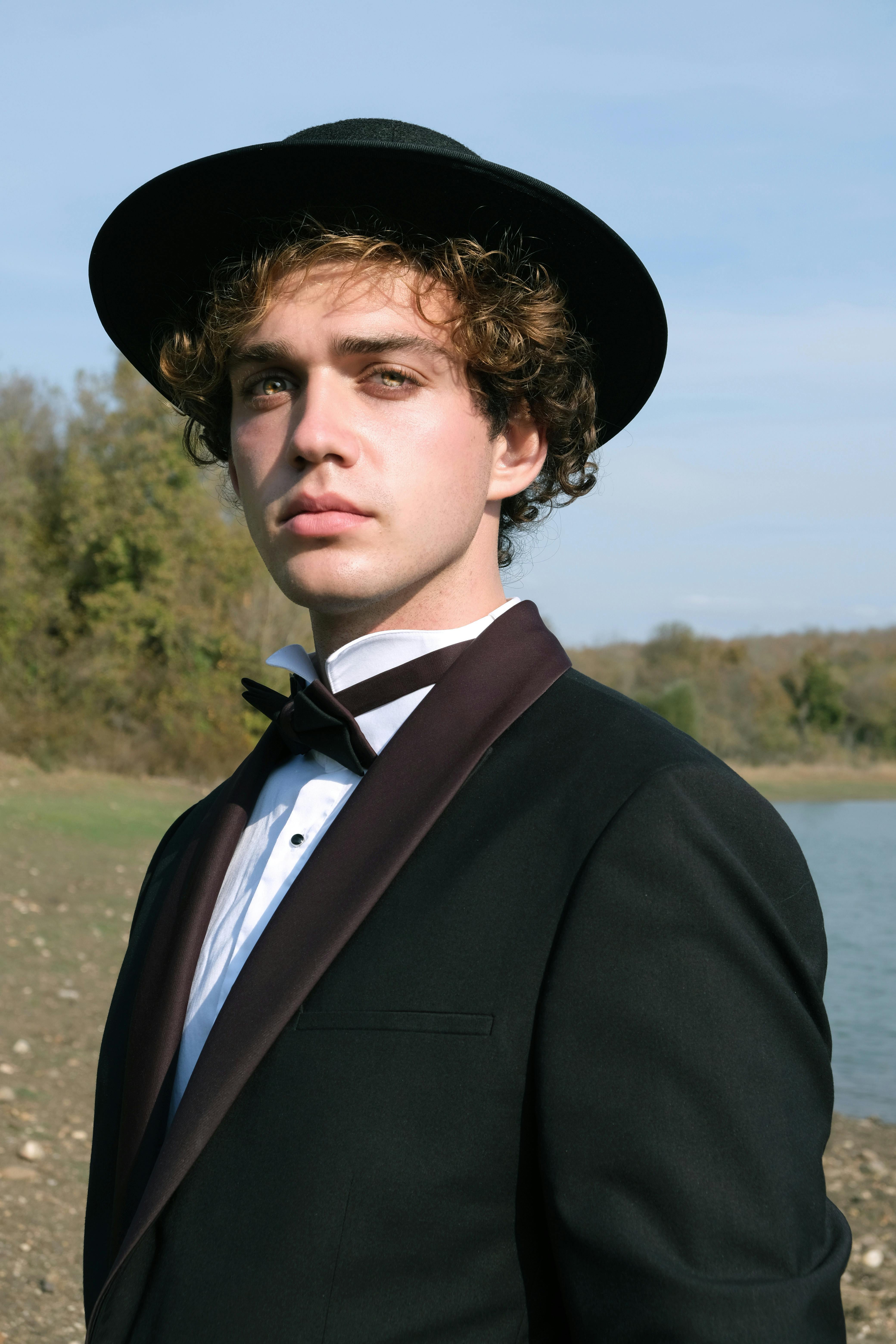 Un adolescente serio luciendo elegante con un traje | Fuente: Pexels