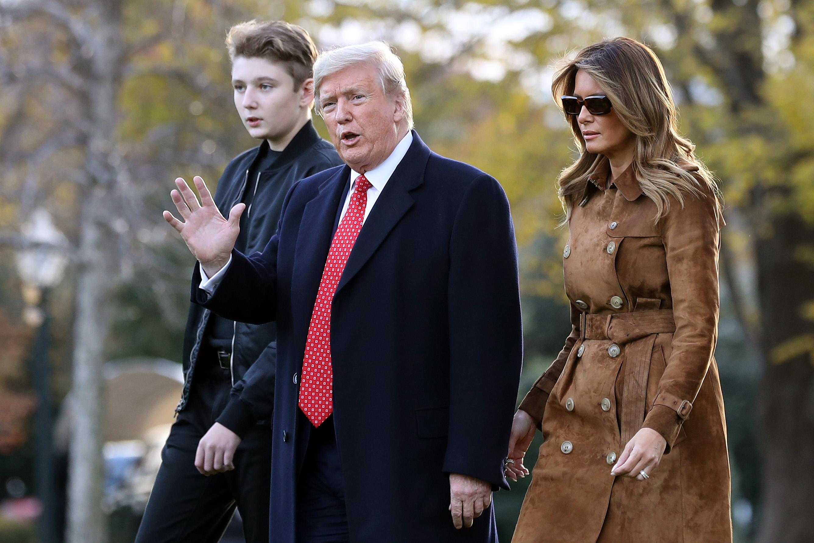 Barron, Donald y Melania Trump fotografiados caminando por el Jardín Sur antes de abandonar la Casa Blanca a bordo del Marine One el 26 de noviembre de 2019, en Washington, D.C. | Fuente: Getty Images