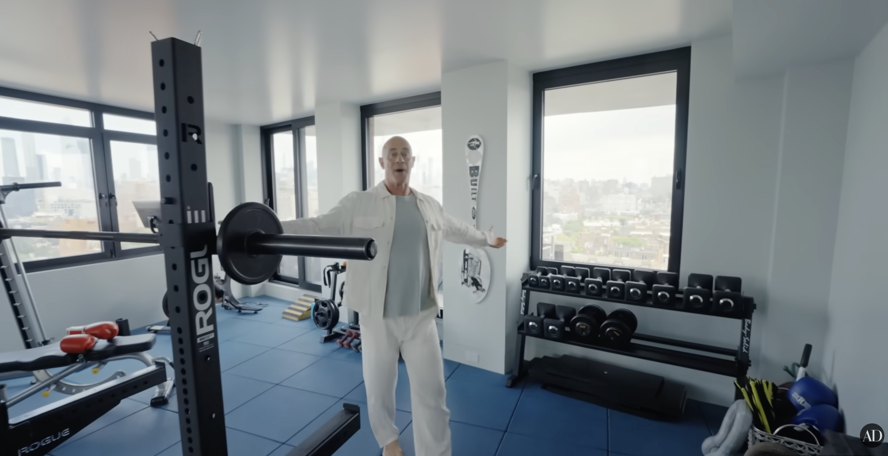 El gimnasio casero de Christopher Meloni | Fuente: YouTube/Architectural Digest