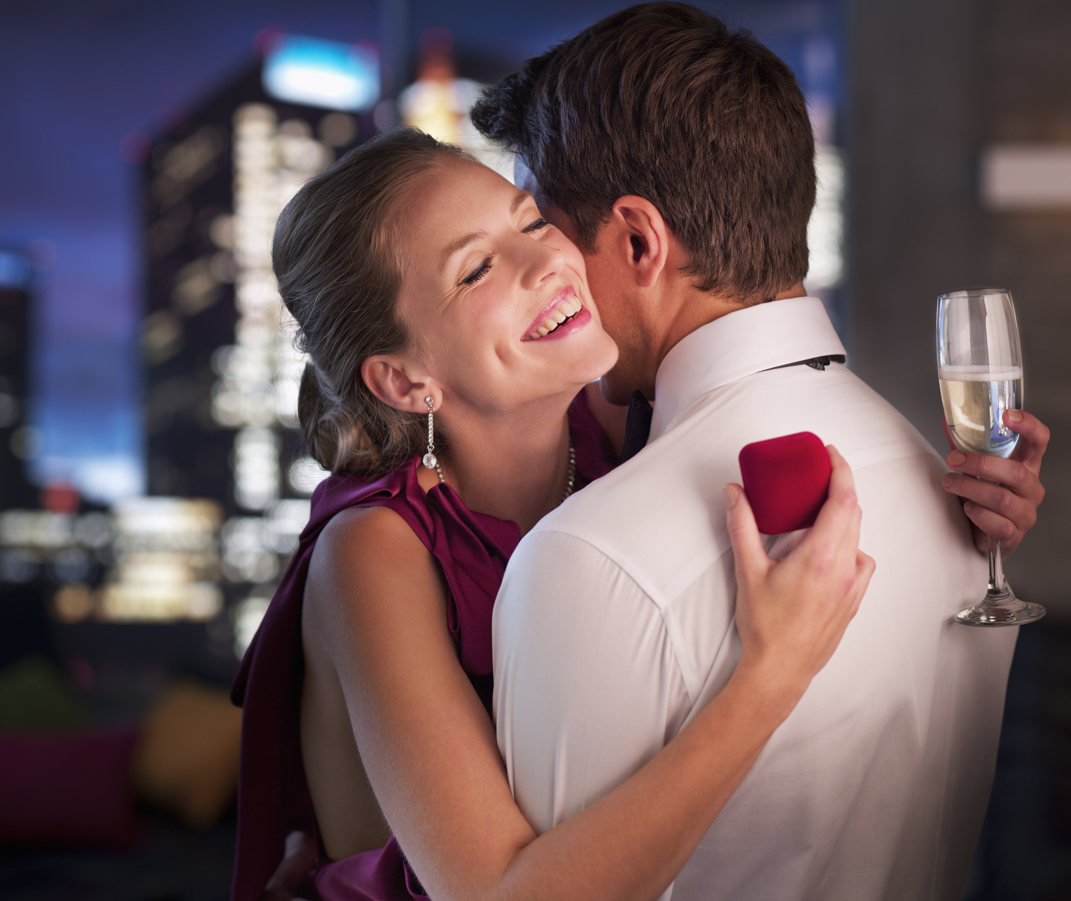 Una mujer feliz abrazando a su novio tras una romántica proposición | Foto: Getty Images