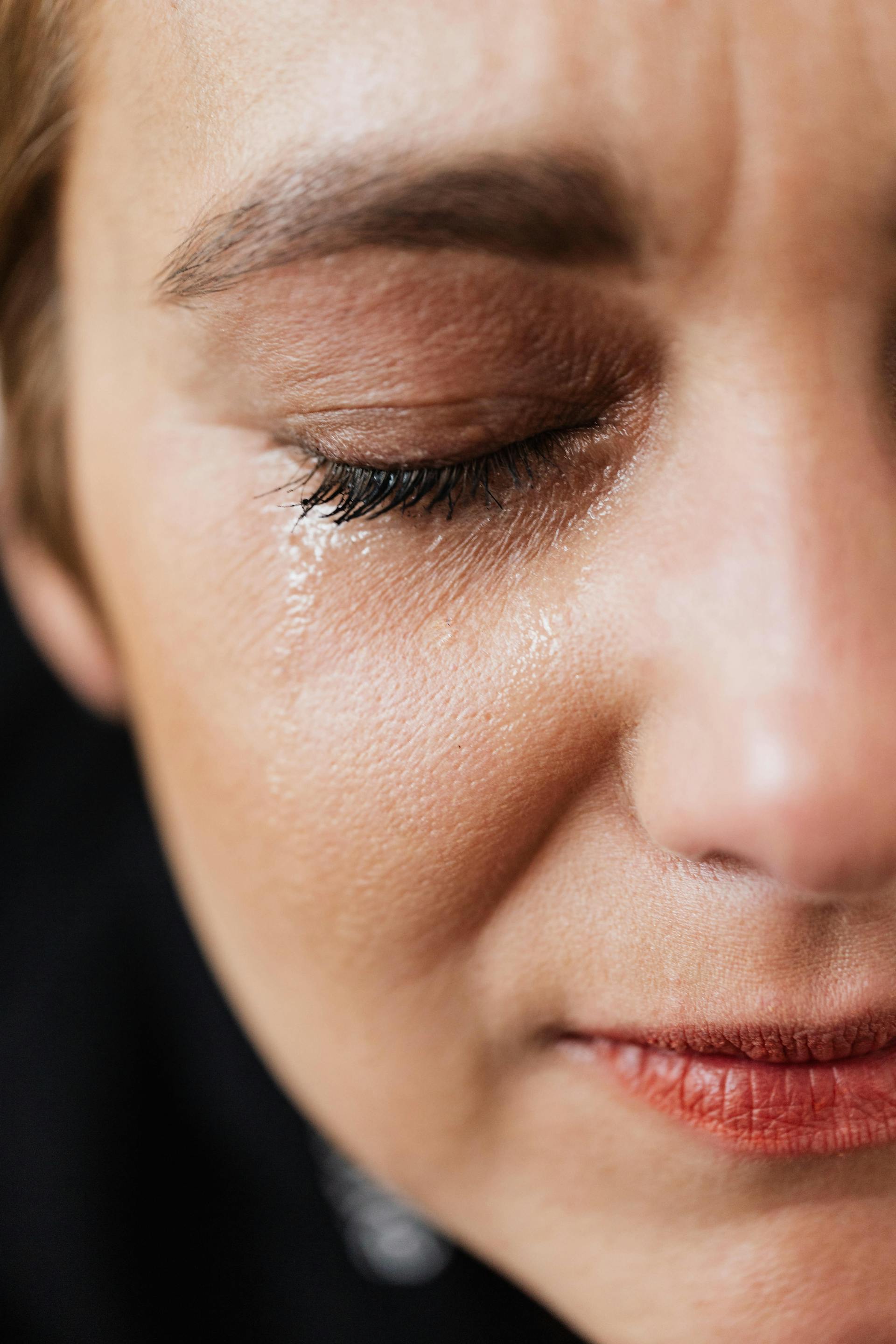 Una mujer triste y con los ojos llorosos | Fuente: Pexels
