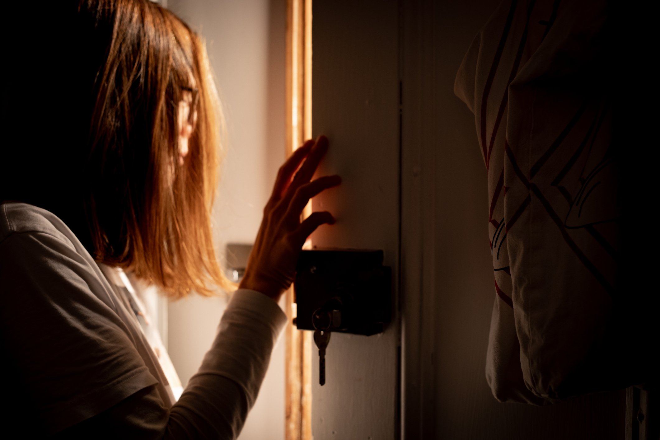Mujer abriendo la puerta de su hogar. | Foto: Pexels
