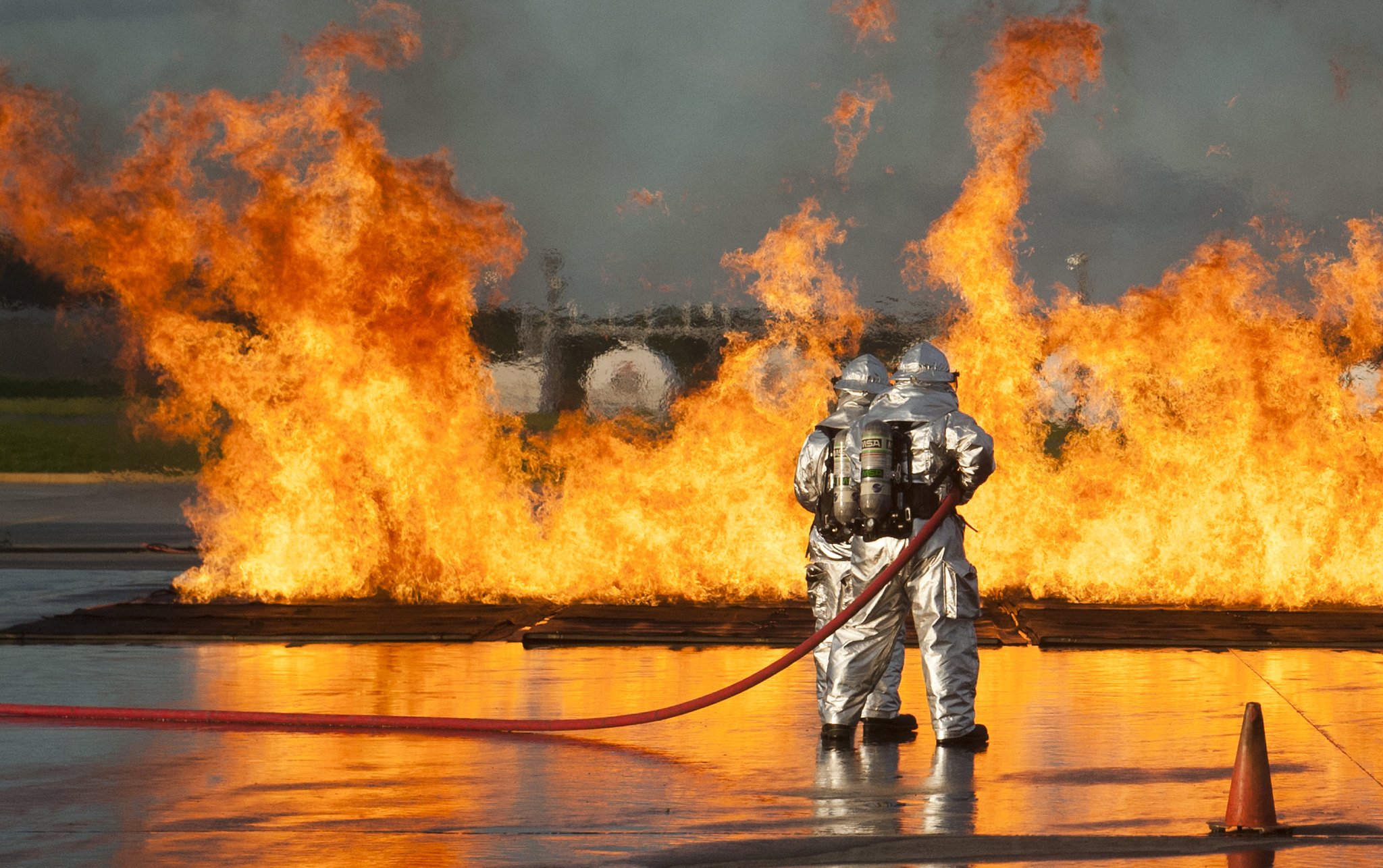 Bomberos apagando fuego en aeropuerto. | Imagen: Flickr