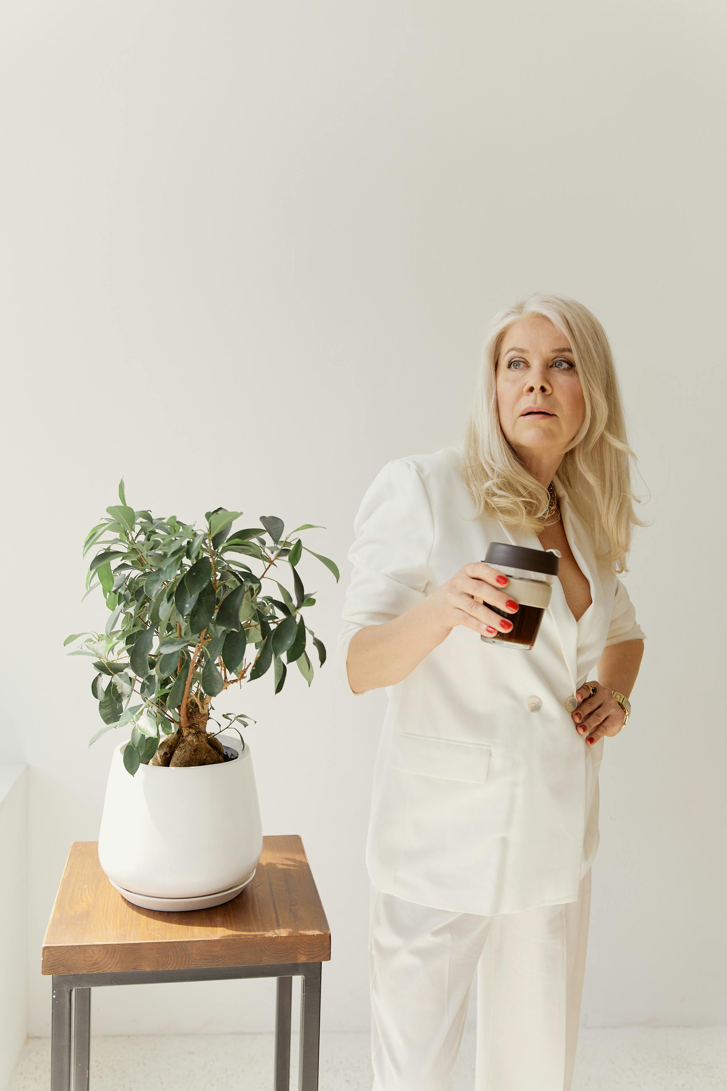 Una mujer mayor con una taza de café en la mano | Fuente: Pexels