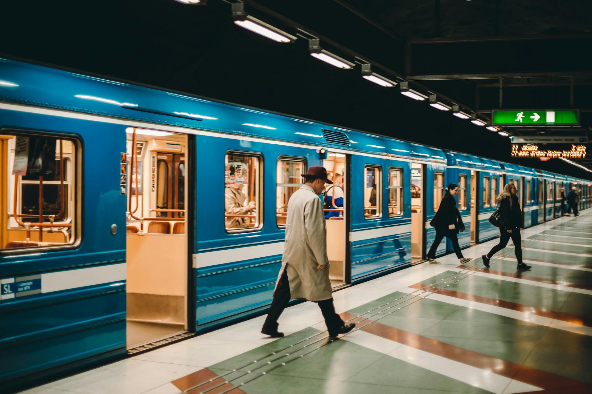 Gente en una estación de tren | Fuente: Pexels