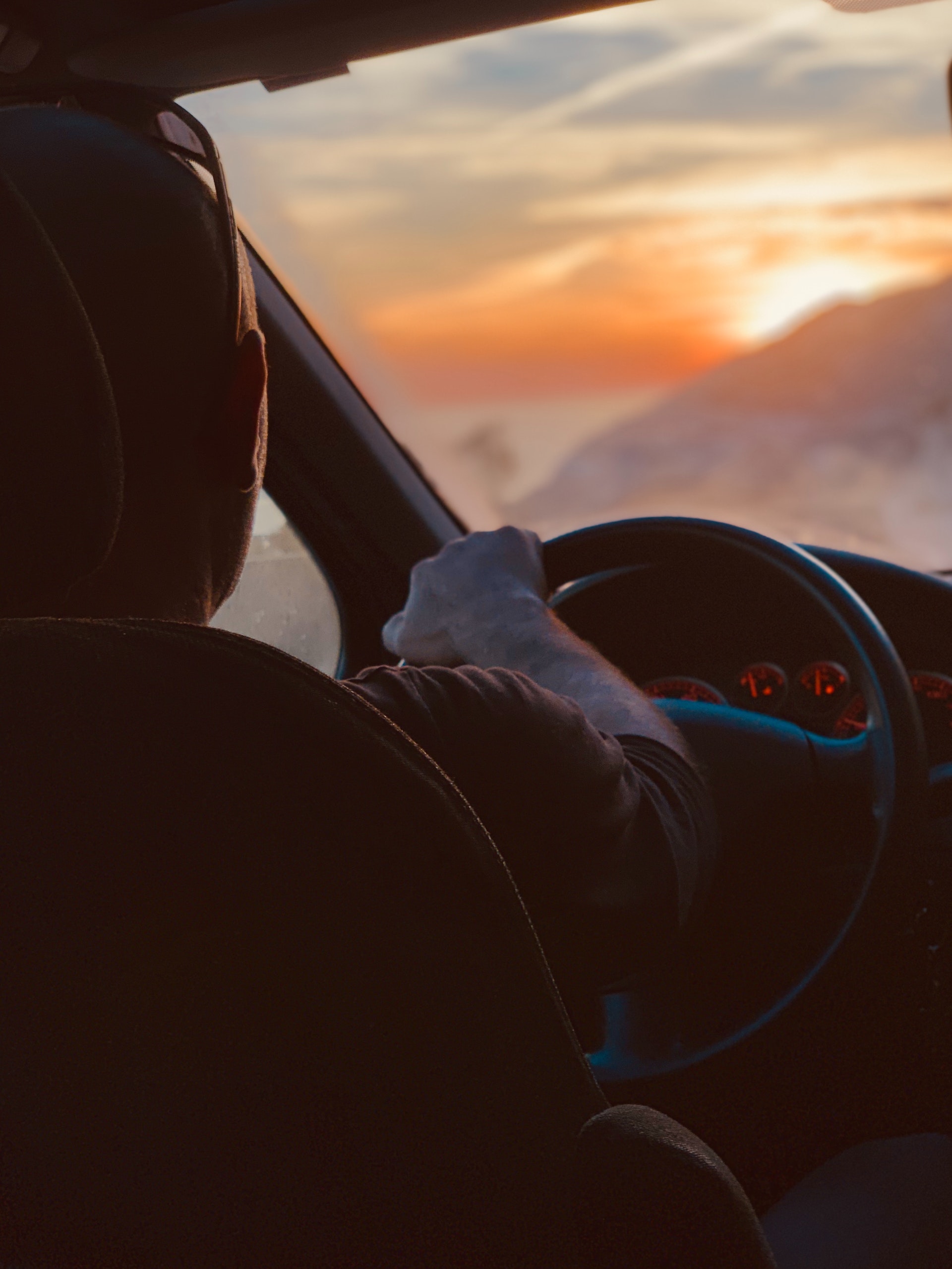 Un hombre sentado al volante | Fuente: Pexels