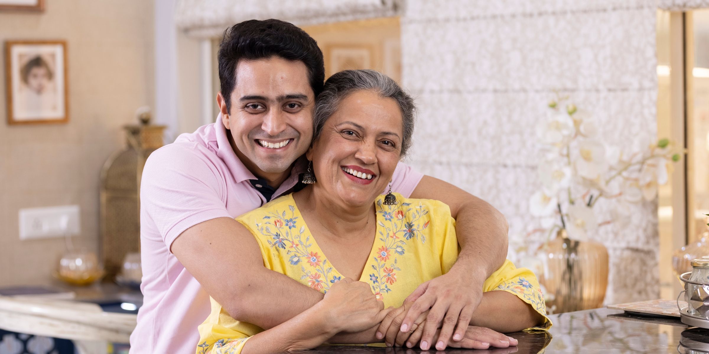 Mujer mayor con un hombre más joven posando para unas fotos | Fuente: Shutterstock