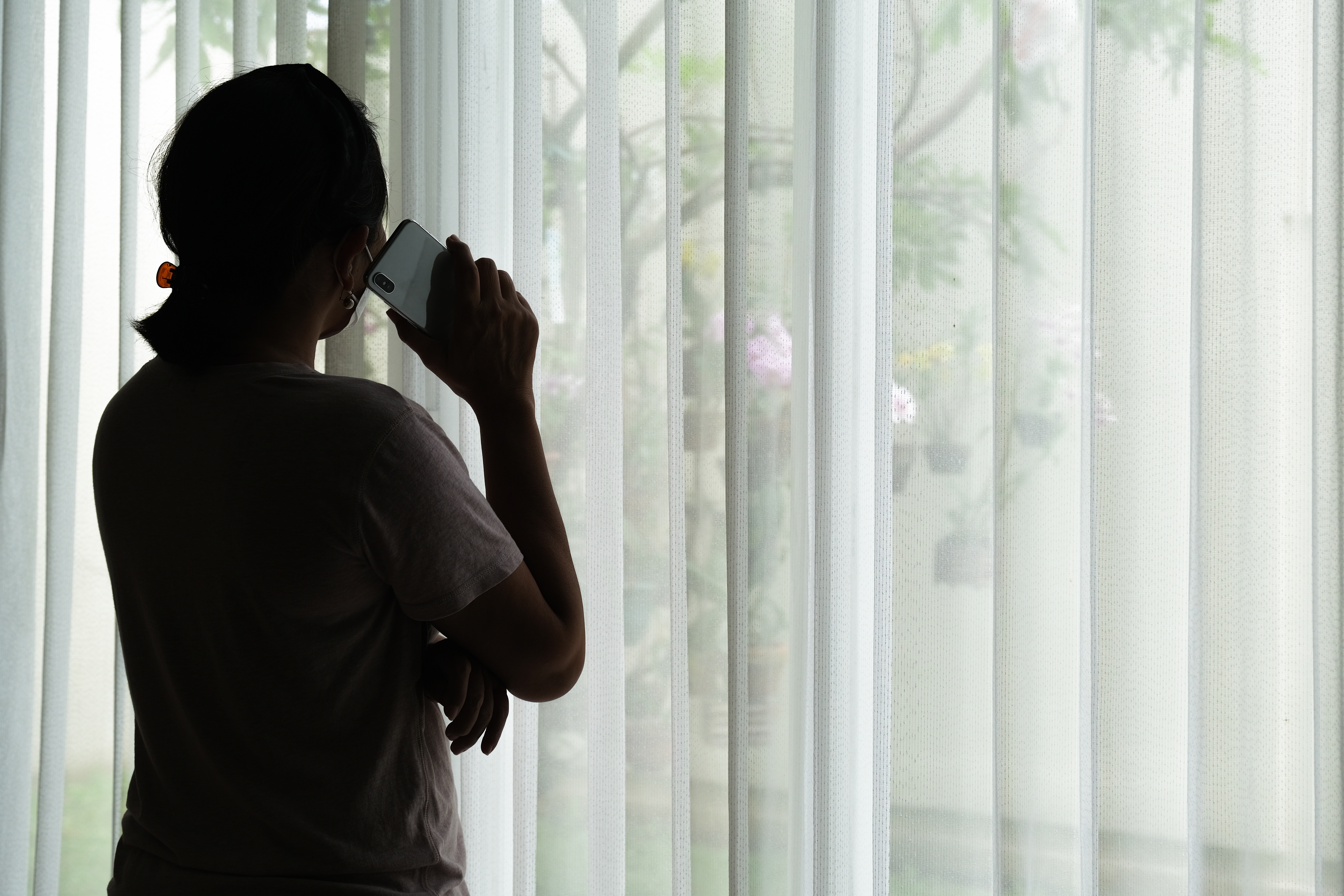 Una mujer atendiendo una llamada. | Foto: Shutterstock