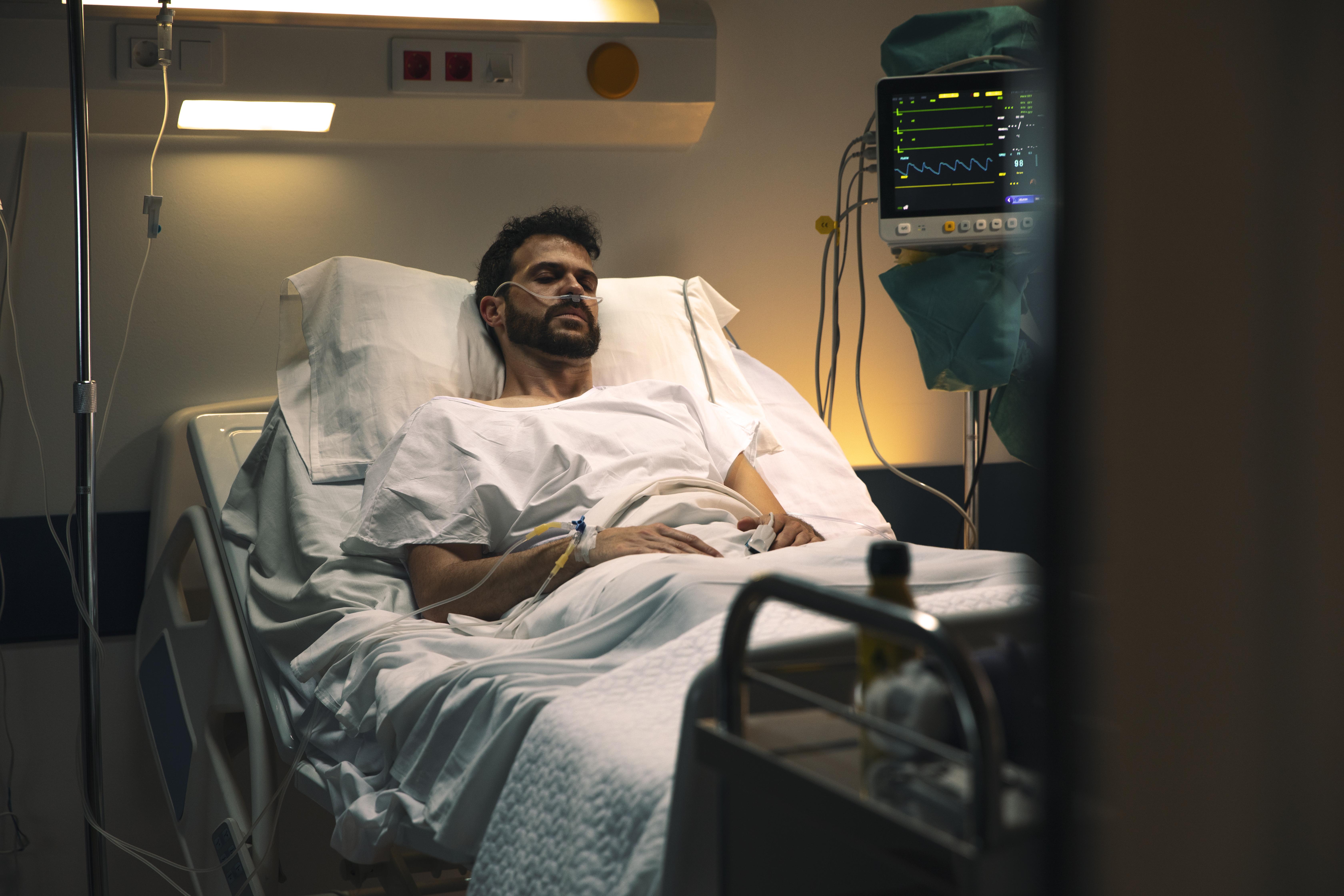 Un hombre en una cama de hospital. | Foto: Freepik.com
