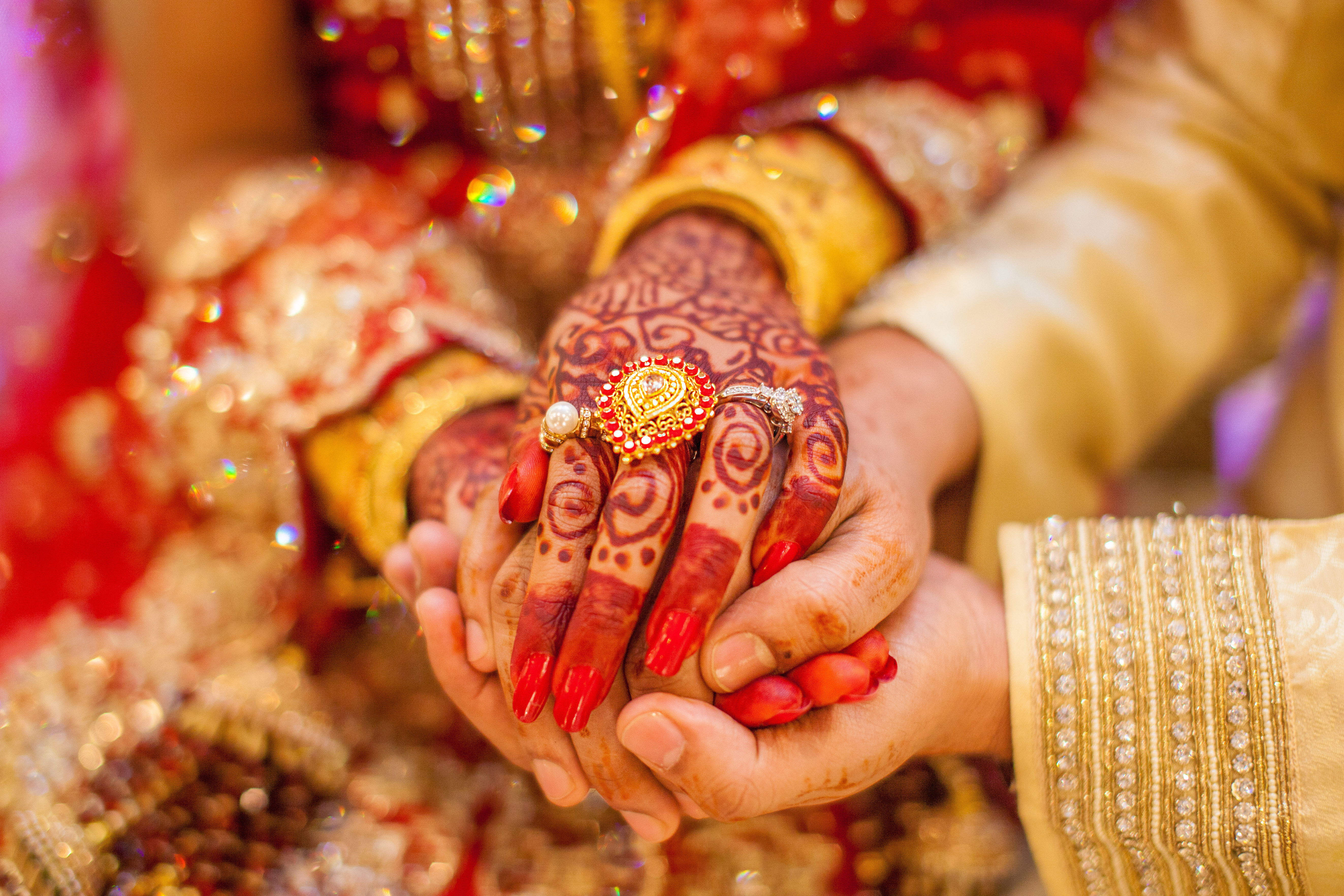 Unas manos de mujer con anillos de oro y henna | Fuente: Shutterstock