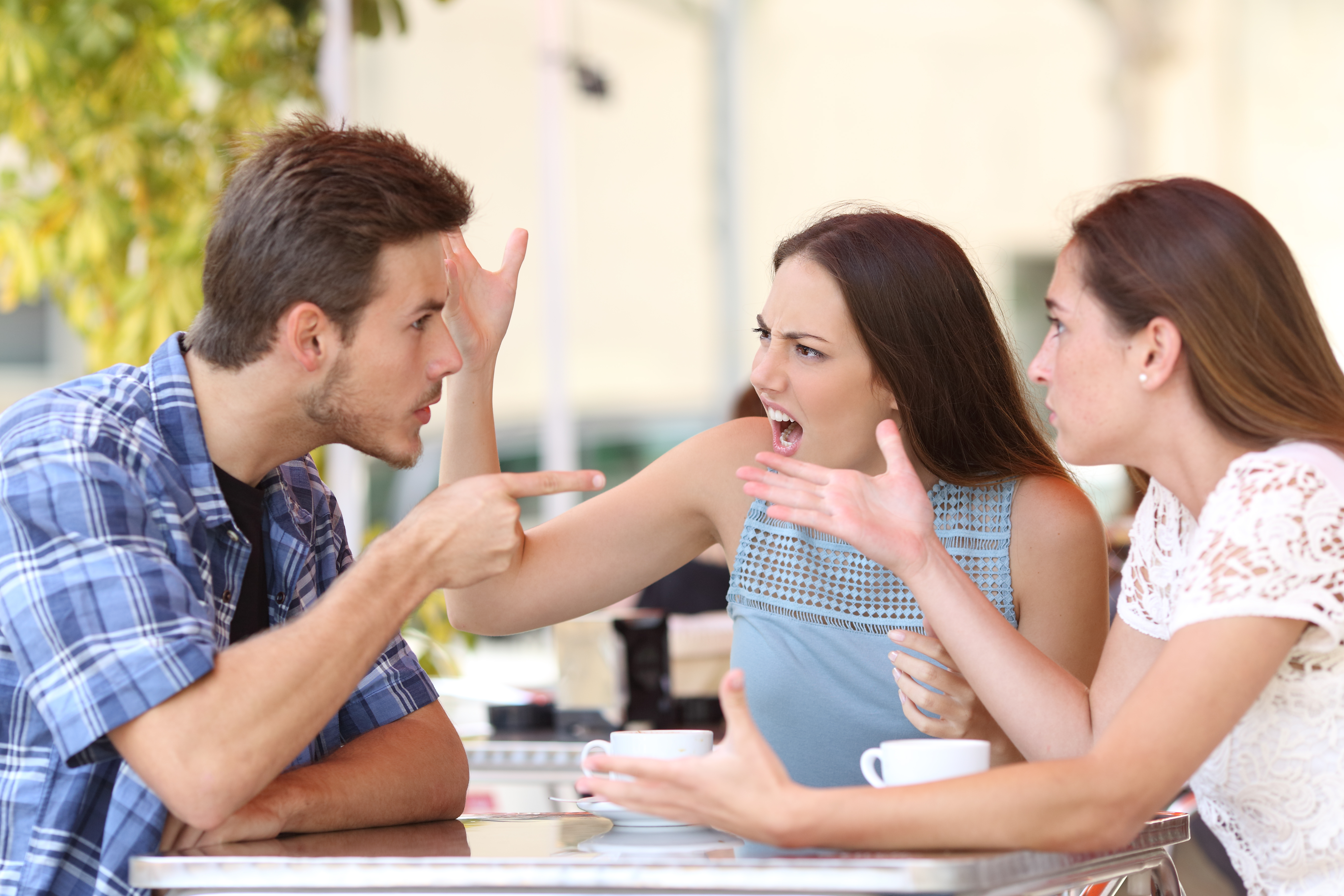 Un hombre y dos mujeres discutiendo | Foto: Shutterstock
