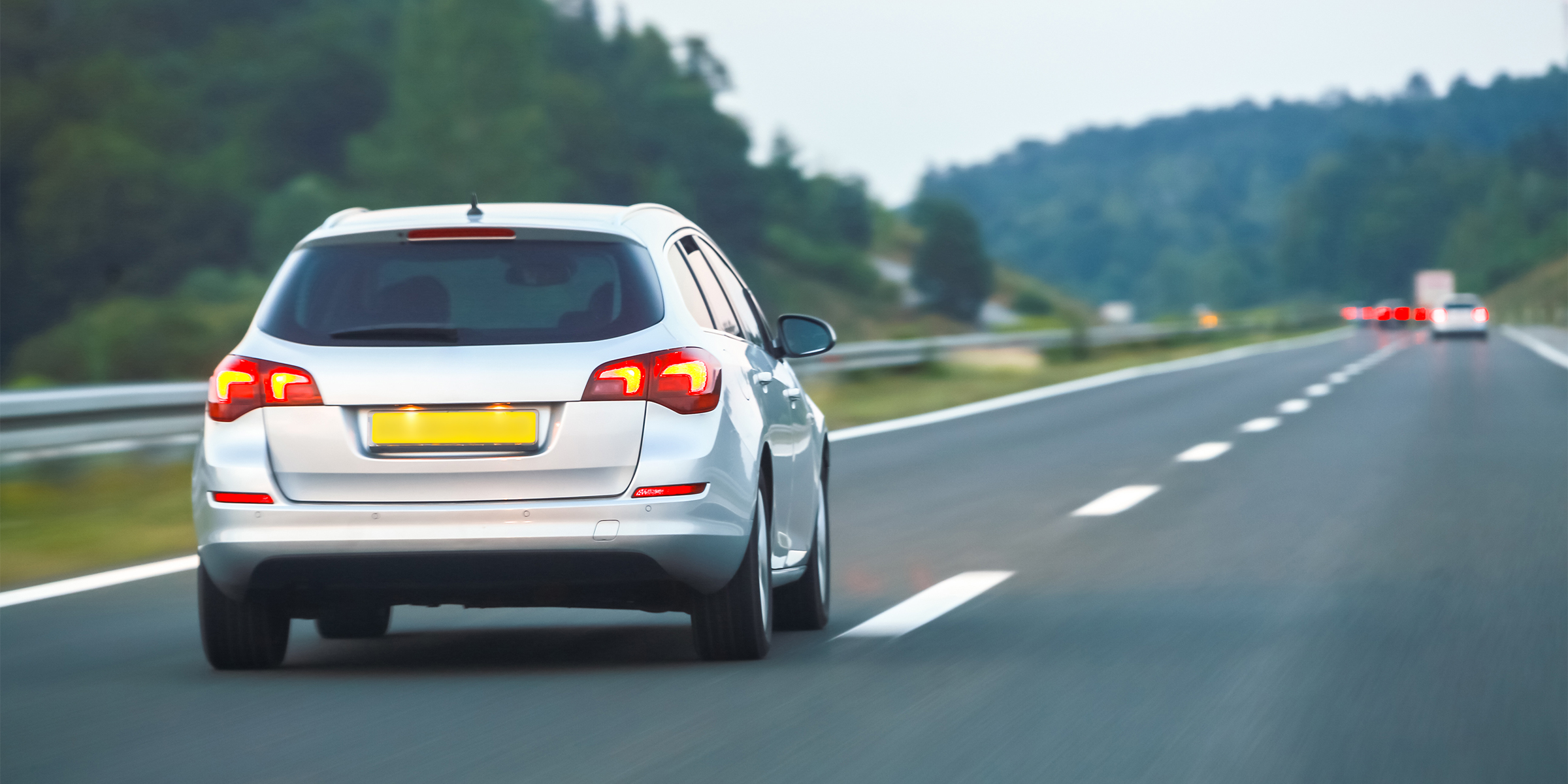 Un automóvil circulando por una autopista | Fuente: Shutterstock