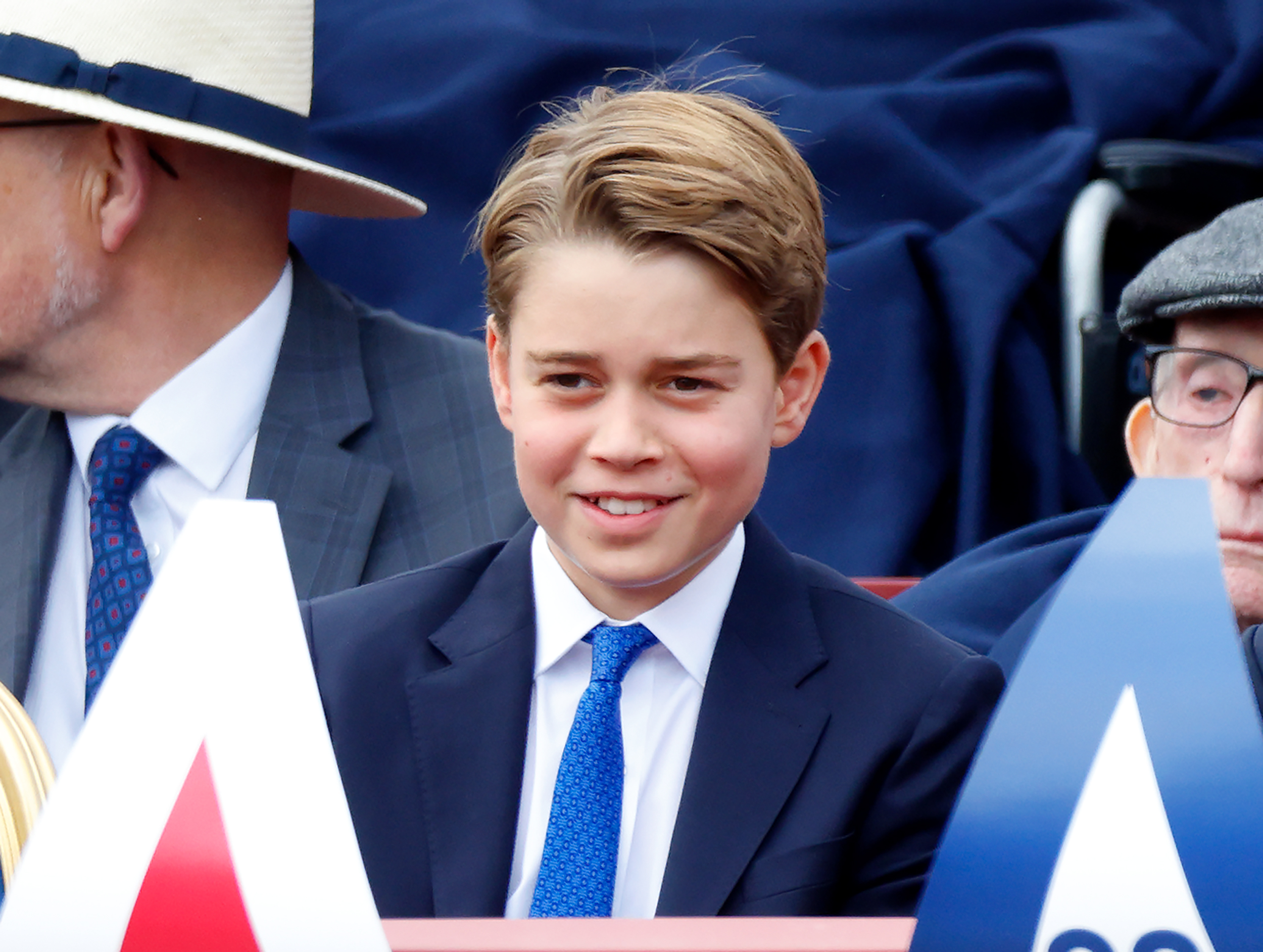 El príncipe George sonríe durante un desfile militar en Londres con motivo del 80.º aniversario del Día de la Victoria en Europa, el 5 de mayo de 2025. Además de sus apariciones reales, George se estaba preparando para una nueva etapa en su educación. | Fuente: Getty Images