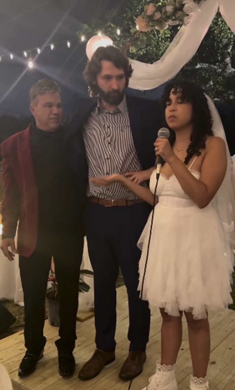 Miguel Moly acompañando a su hija Loren Michelle Moly y a su esposo tras celebrar su boda | Fuente: Instagram/miguelmoly