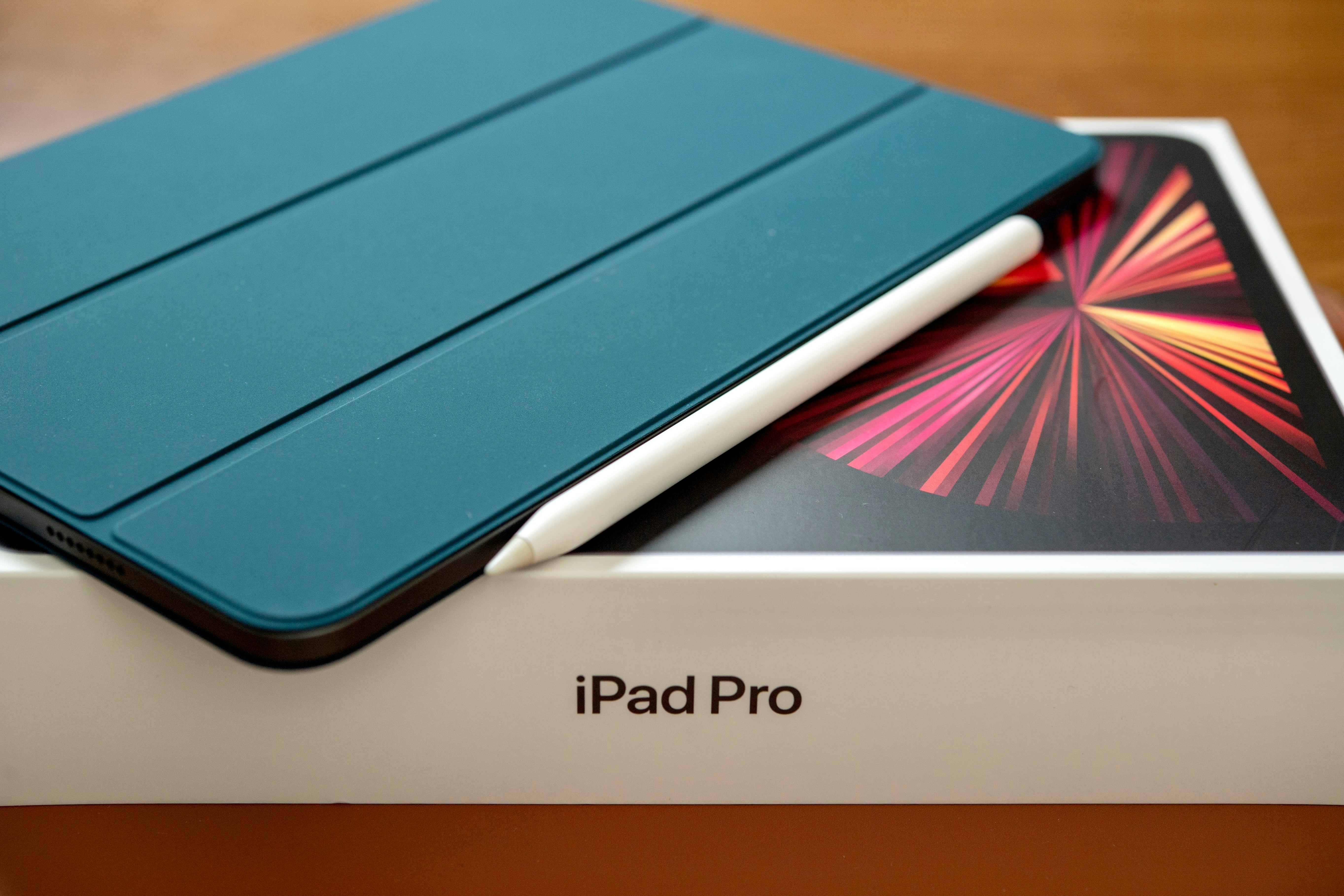 Un iPad y una caja blanca sobre una mesa | Fuente: Unsplash
