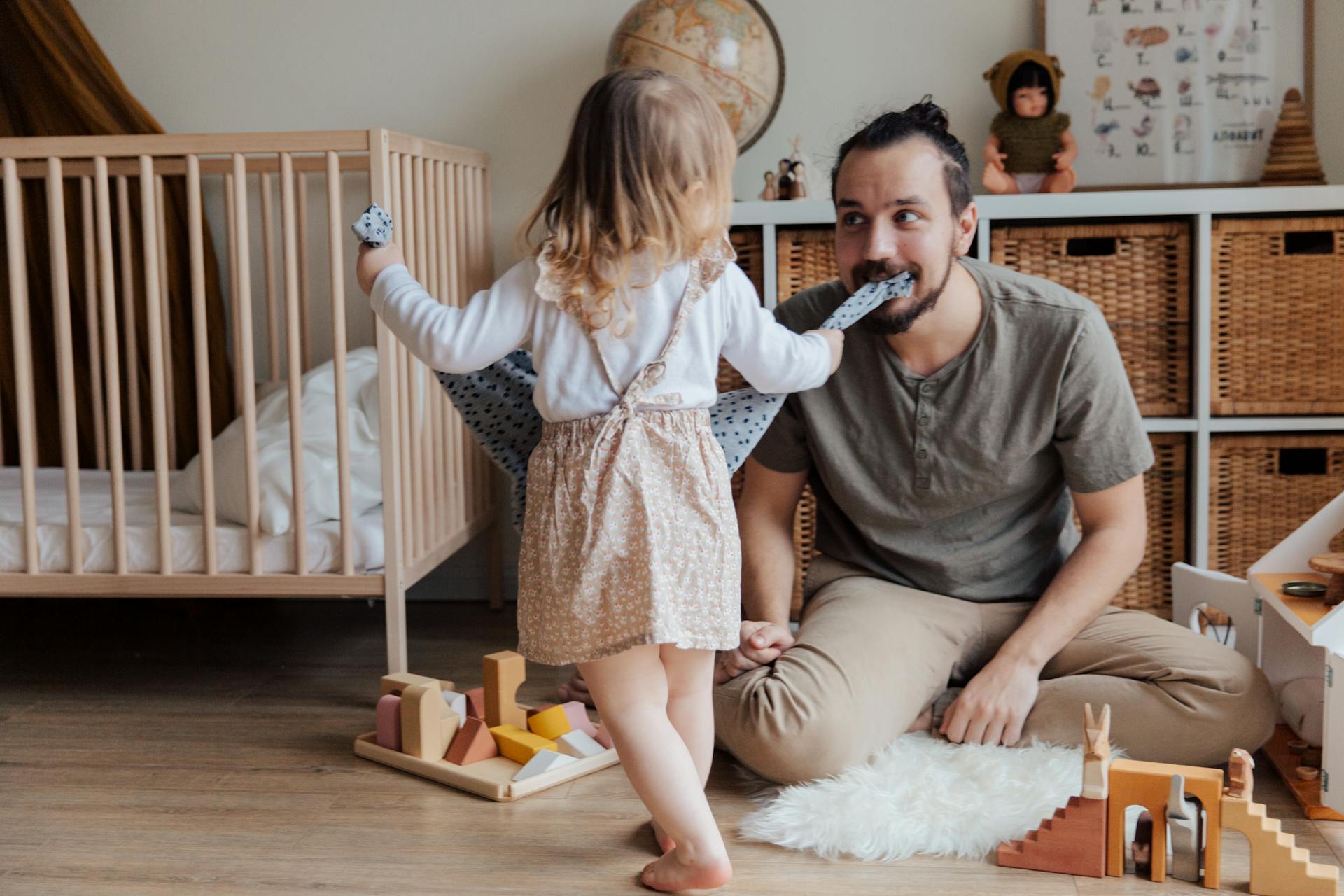 Un hombre con su hija | Fuente: Pexels