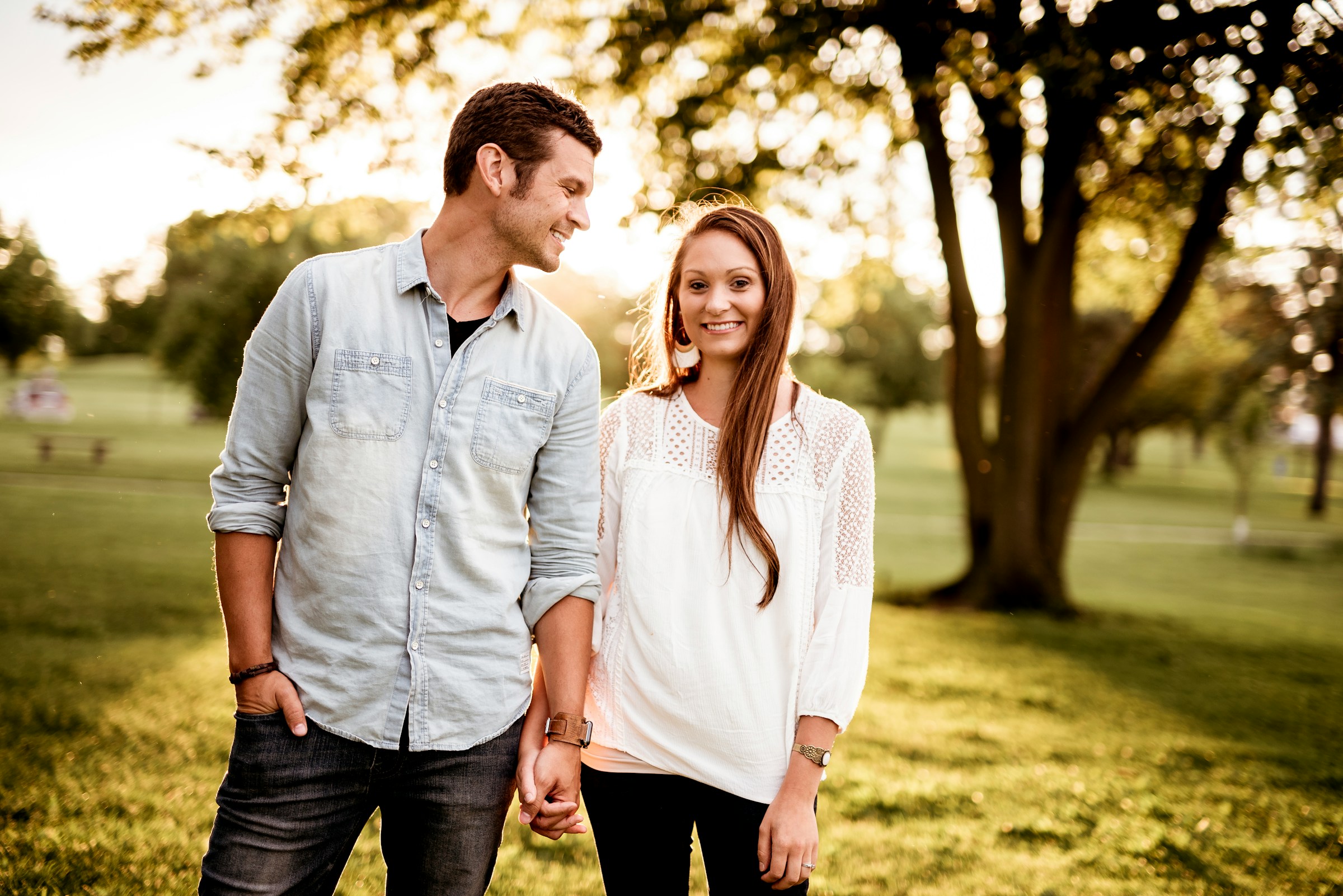 Una joven pareja cogida de la mano | Foto: Unsplash