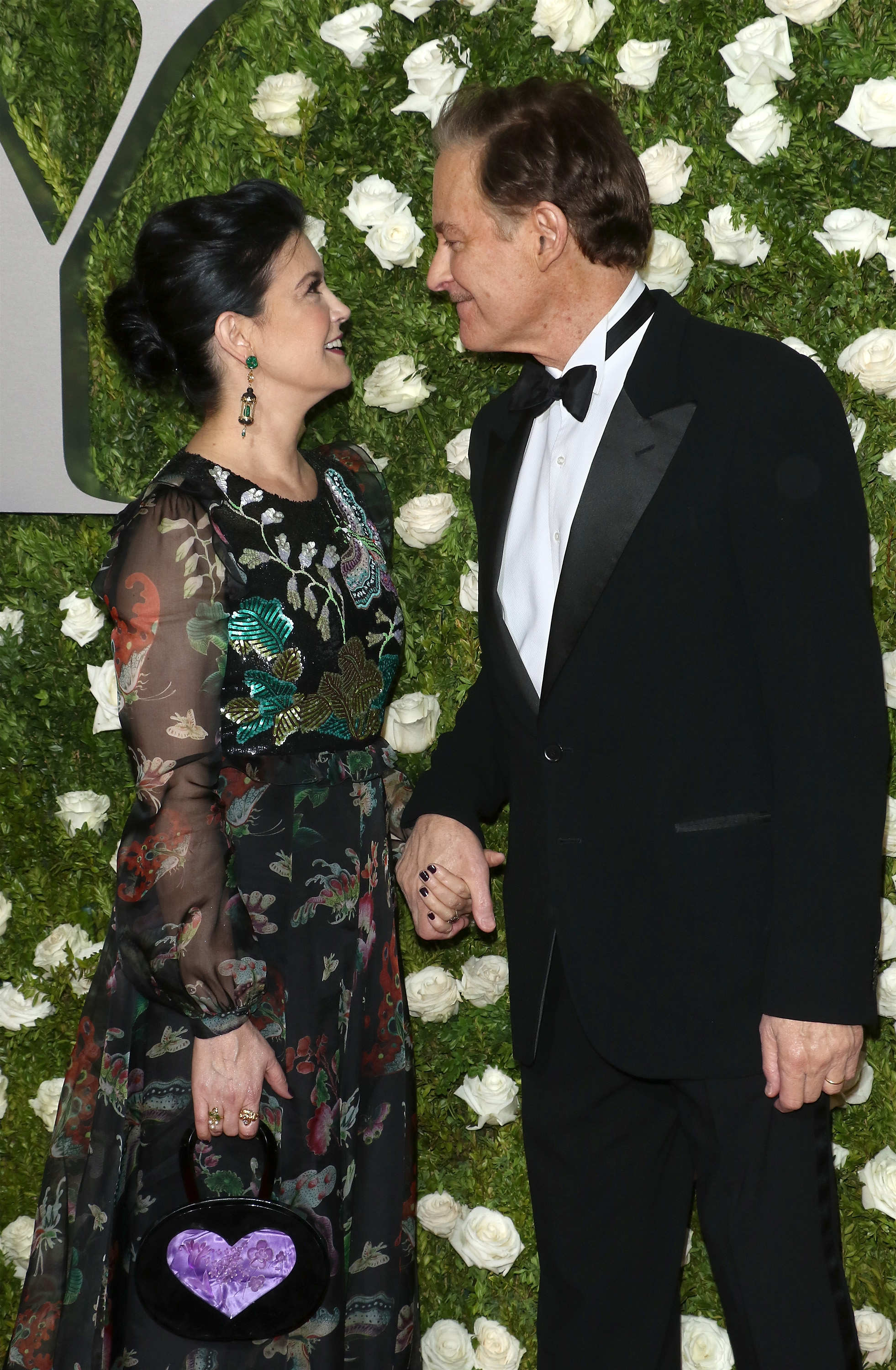 Phoebe Cates y Kevin Kline en el Radio City Music Hall el 11 de junio de 2017 en Nueva York | Fuente: Getty Images