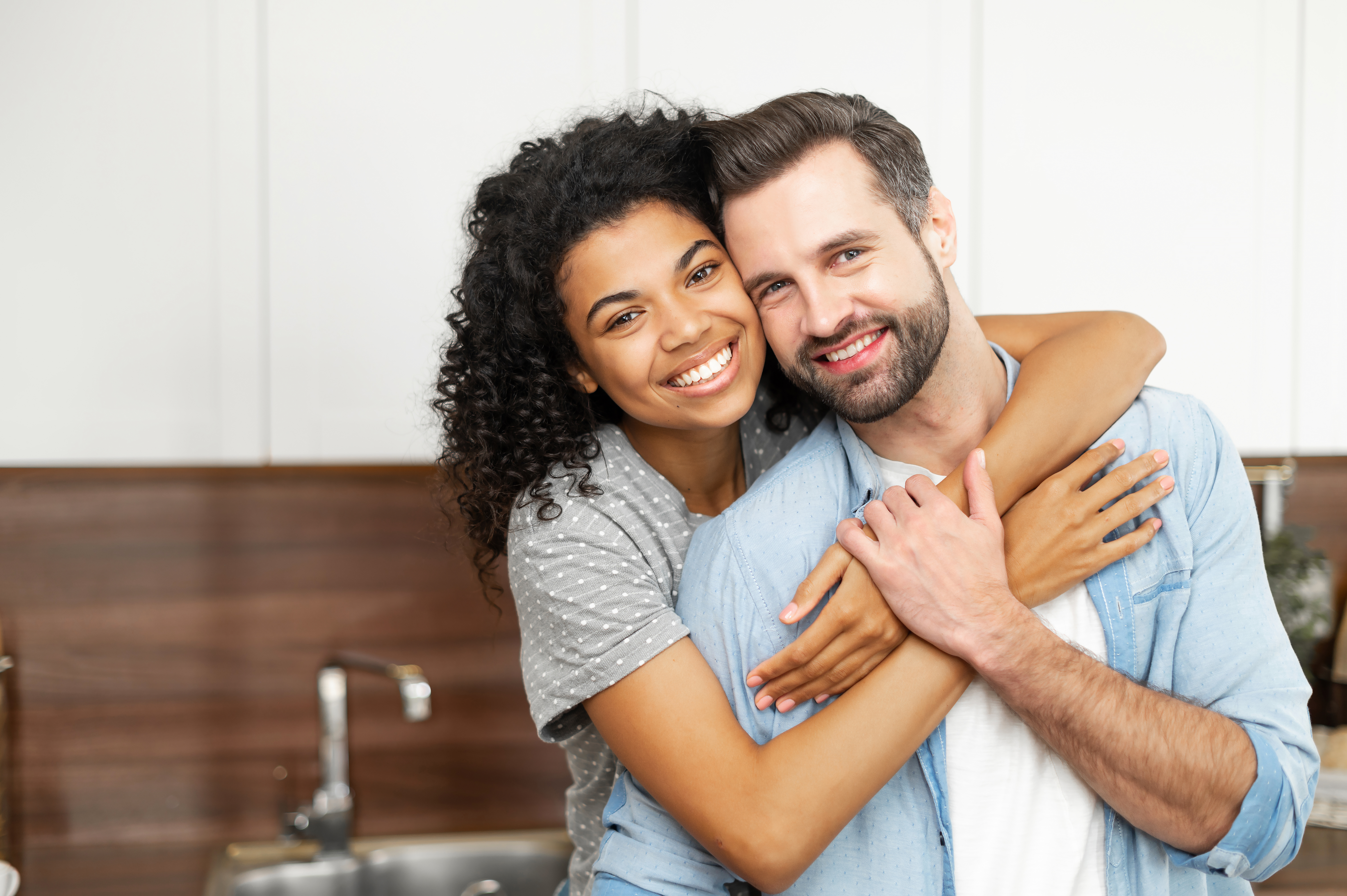 Una feliz pareja interracial | Foto: Shutterstock
