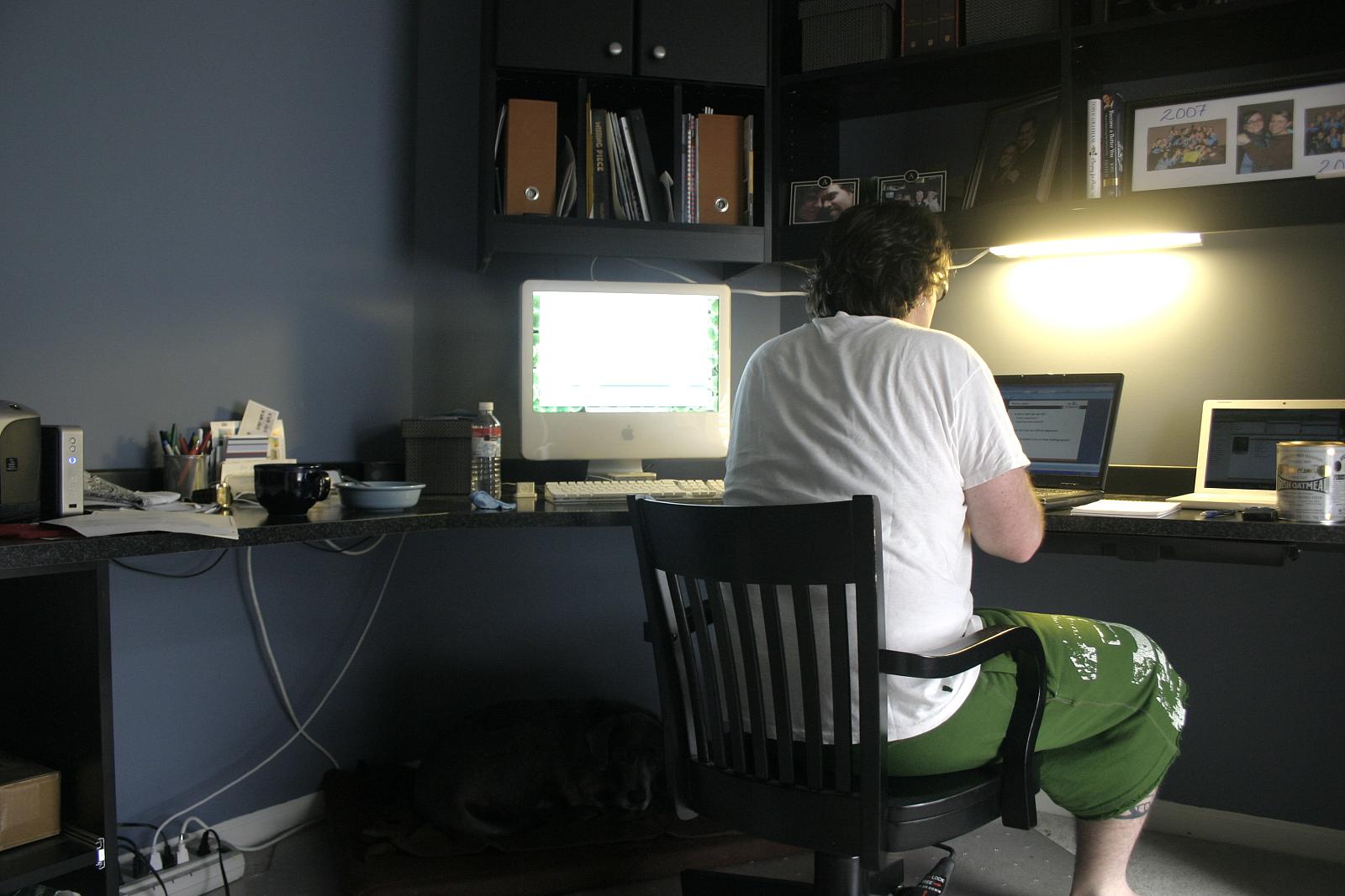Un hombre usando un portátil en casa | Foto: Flick.com/ishane (CC BY 2.0)