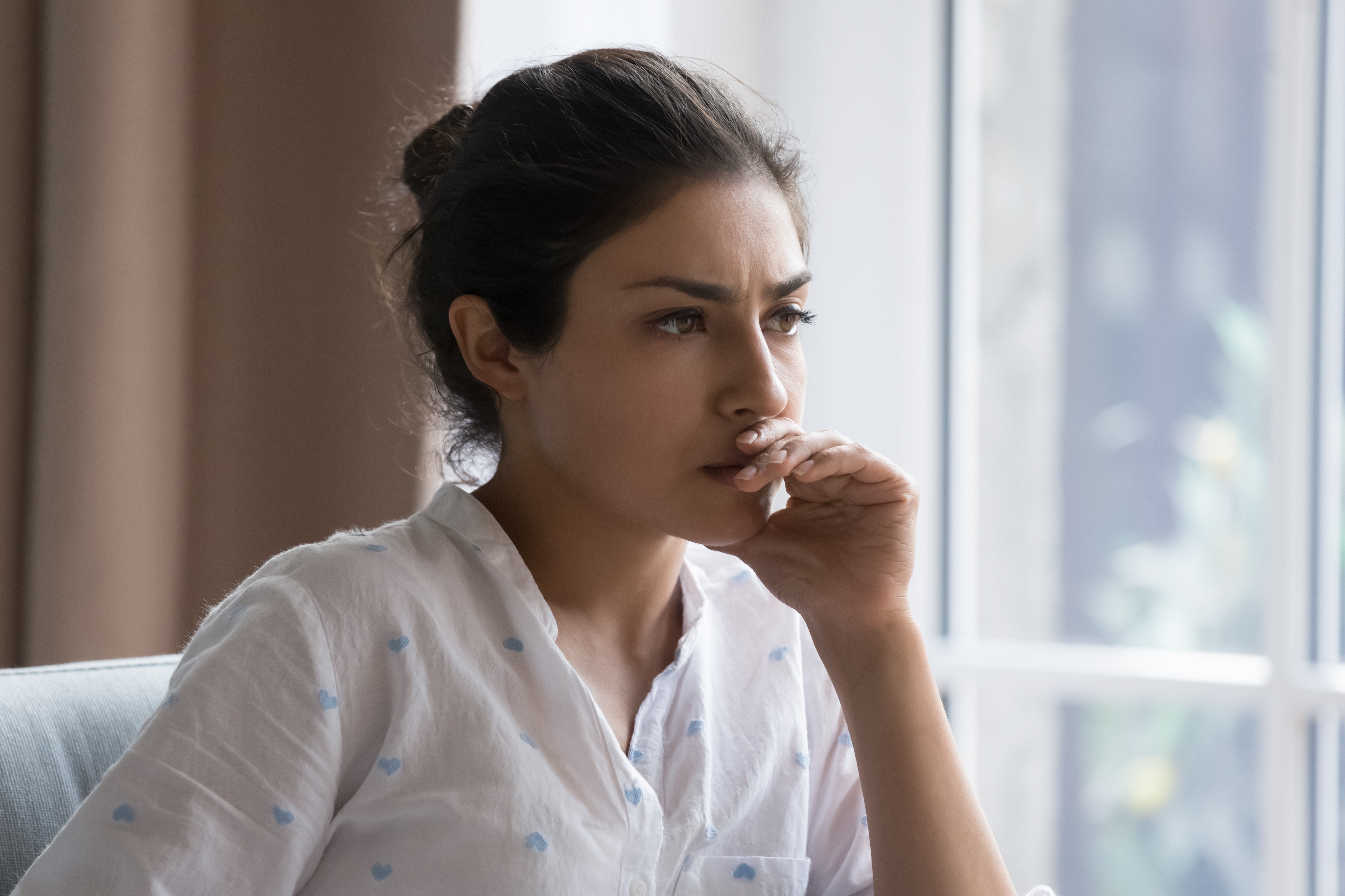 Una joven perdida en sus pensamientos | Fuente: Shutterstock